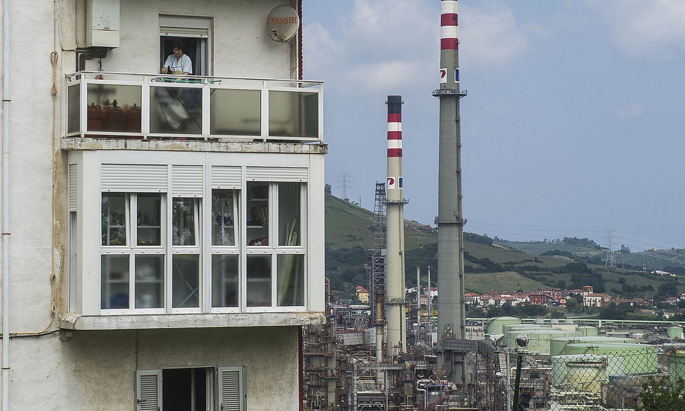 Petronor findegia, Abantotik ikusita. LUIS JAUREGIALTZO / FOKU.