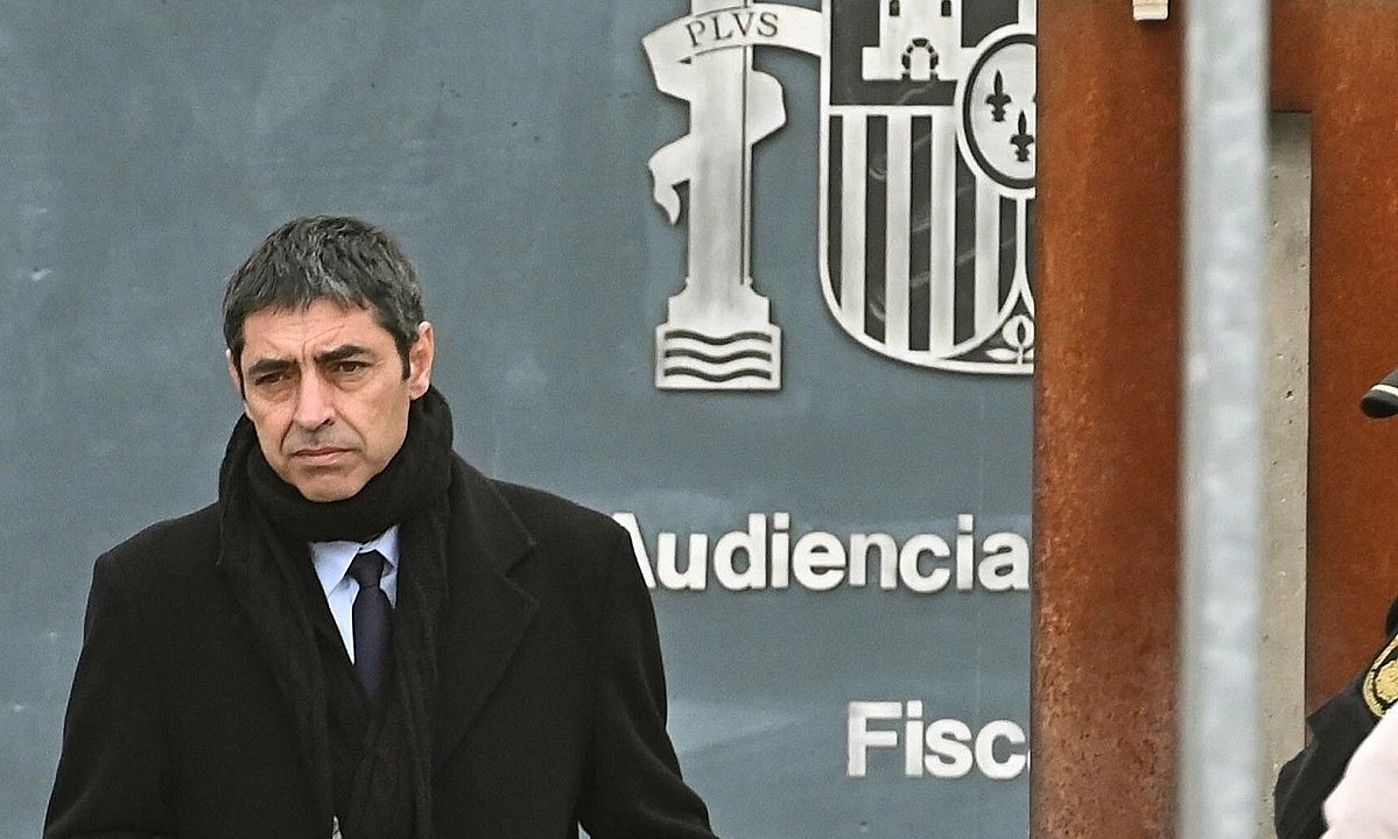 Josep Lluis Trapero, atzo, Espainiako Auzitegi Nazionaletik irteten, Madrilen. FERNANDO VILLAR / EFE.