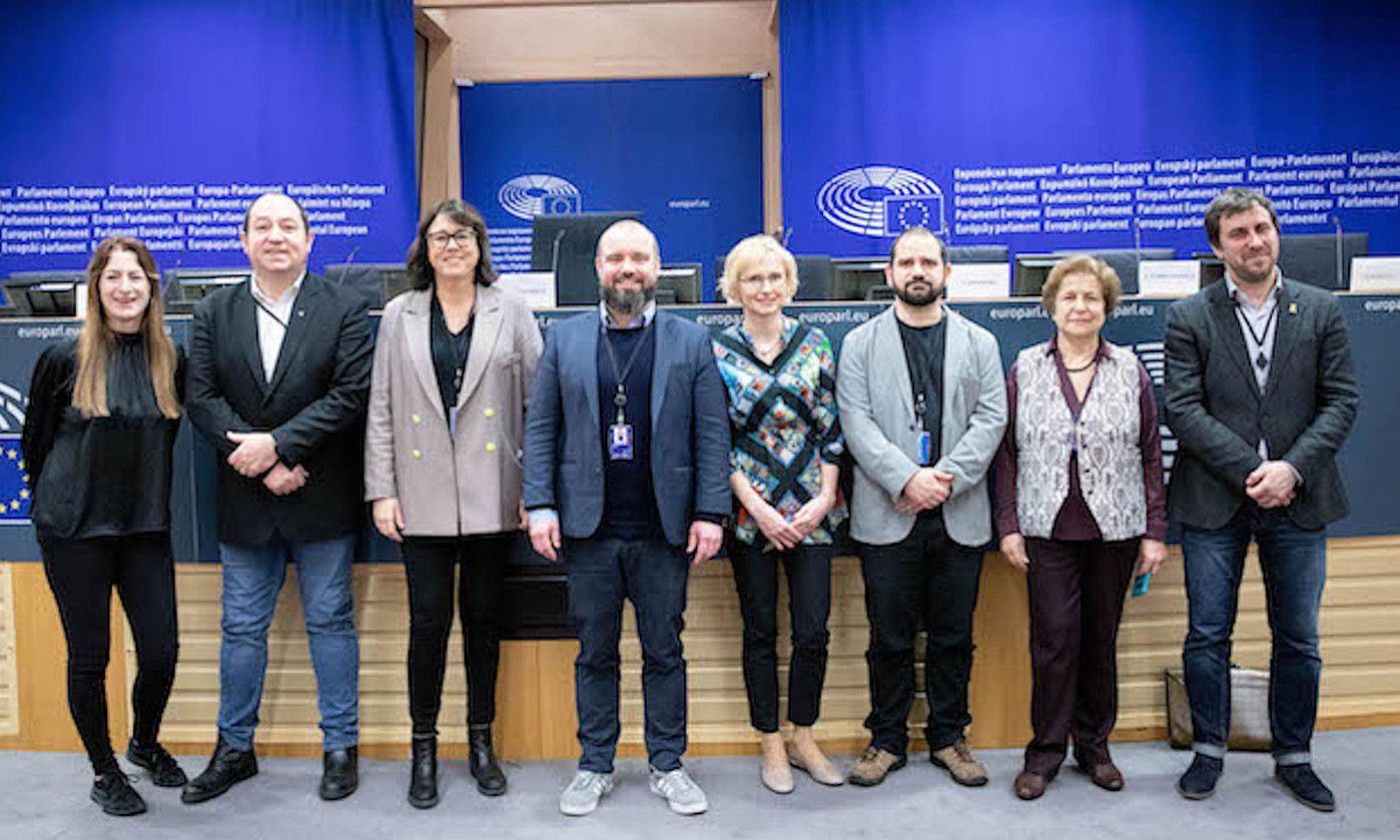 Basque Friendship Group taldeak emandako prentsaurrekoa, atzo, Bruselan. BERRIA.