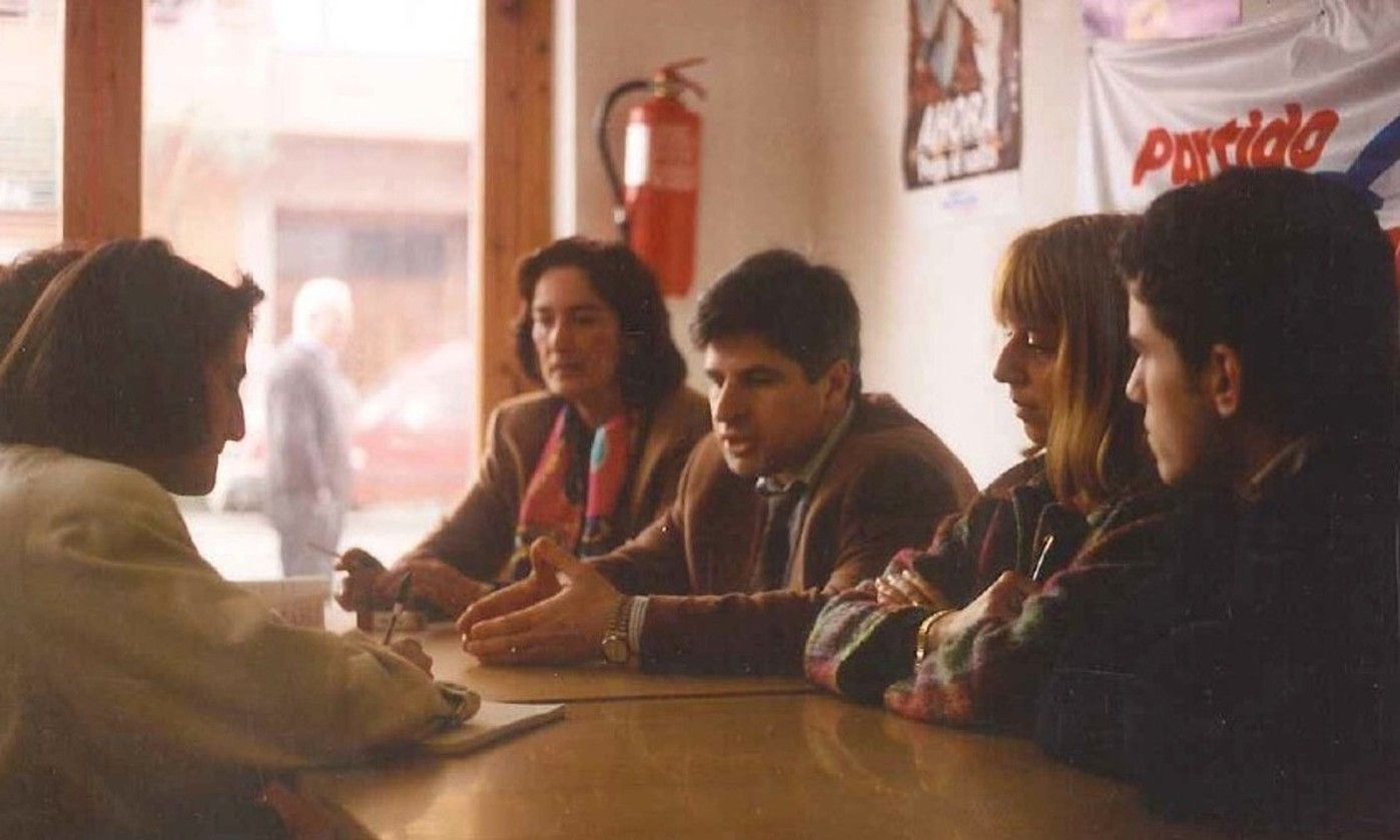 Gregorio Ordoñez, Europako Parlamenturako hauteskundeen kanpaina prestatzeko bilera batean, 1994ko apirilaren 15ean. GREGORIO ORDOÑEZ FUNDAZIOA.