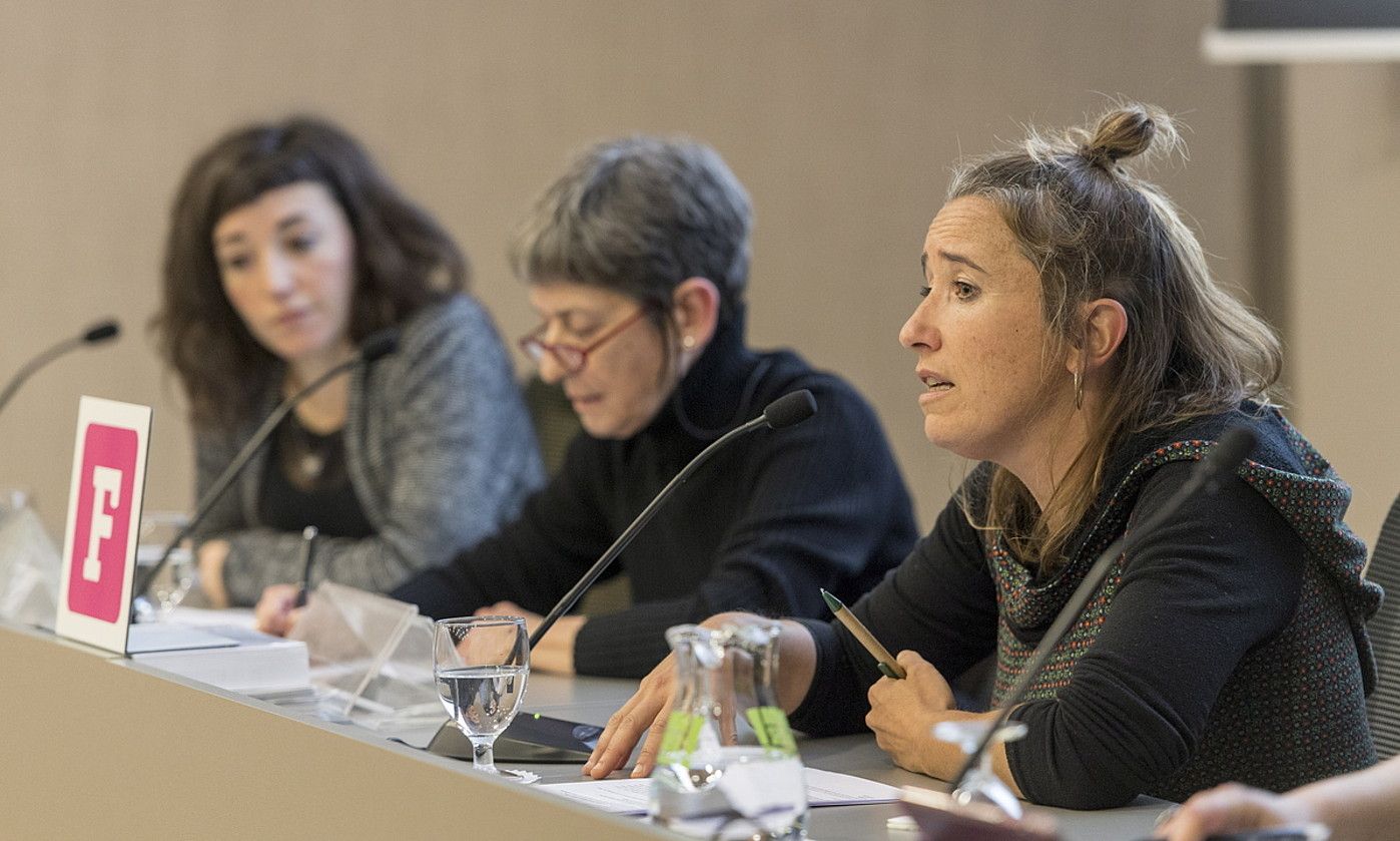 Marina Sagastizabal, Amaia Andrieu eta Olatz Dañobeitia, atzo, Gasteizen emandako hitzaldian. JUANAN RUIZ / FOKU.