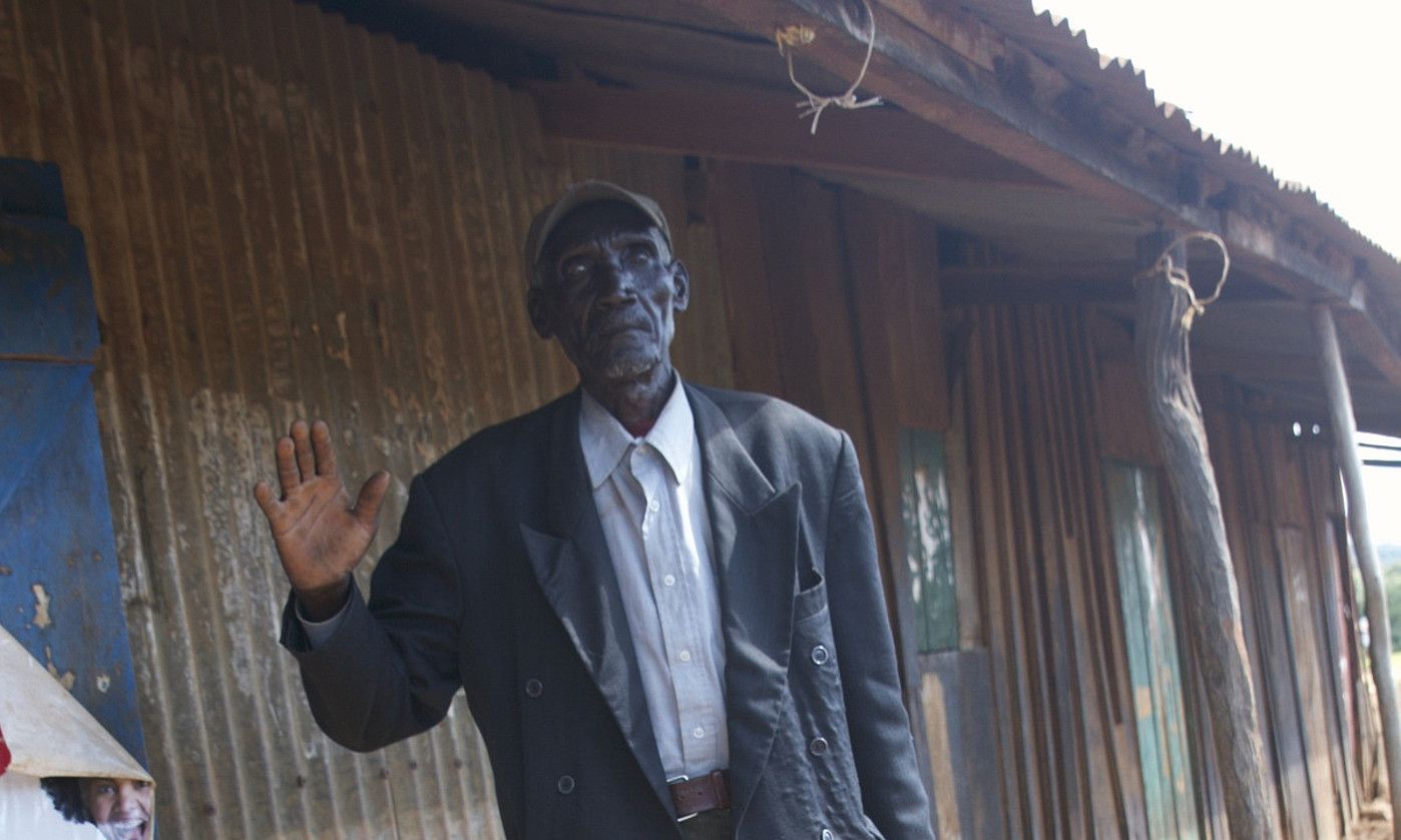 Francis Kelwone nekazari eta abeltzaina da. Bera da Munduko Bankuaren aurka jo duenetako bat. OSKAR EPELDE. Francis Kelwone nekazari eta abeltzaina da. Bera da Munduko Bankuaren aurka jo duenetako bat. OSKAR EPELDE.