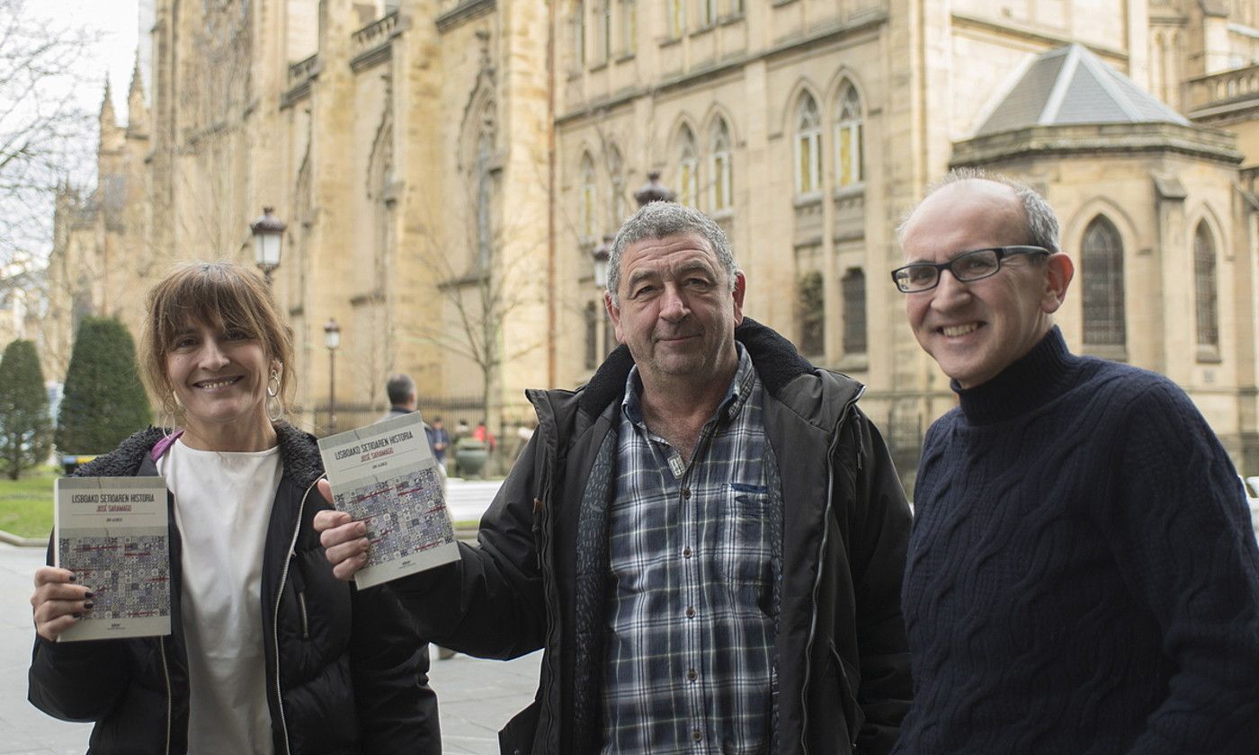 Itziar Diez de Ultzurrun, Jon Alonso eta Xabier Mendiguren, liburuaren aurkezpenean, Donostian. JUAN CARLOS RUIZ / FOKU.