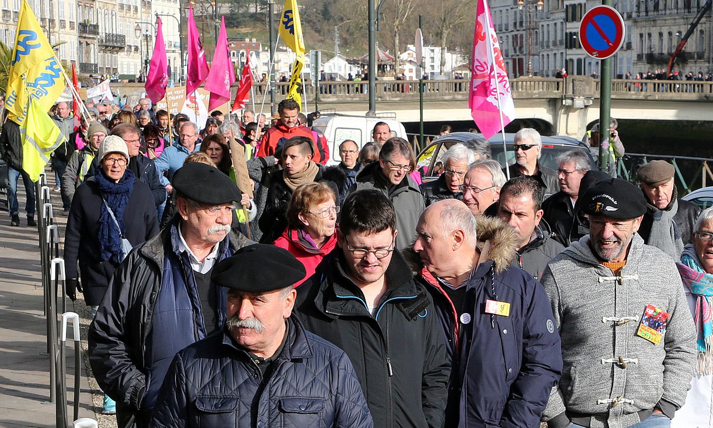 Erretiratuak eta langileak pentsioen erreformaren aurkako manifestazioan, atzo, Baionan. BOB EDME.