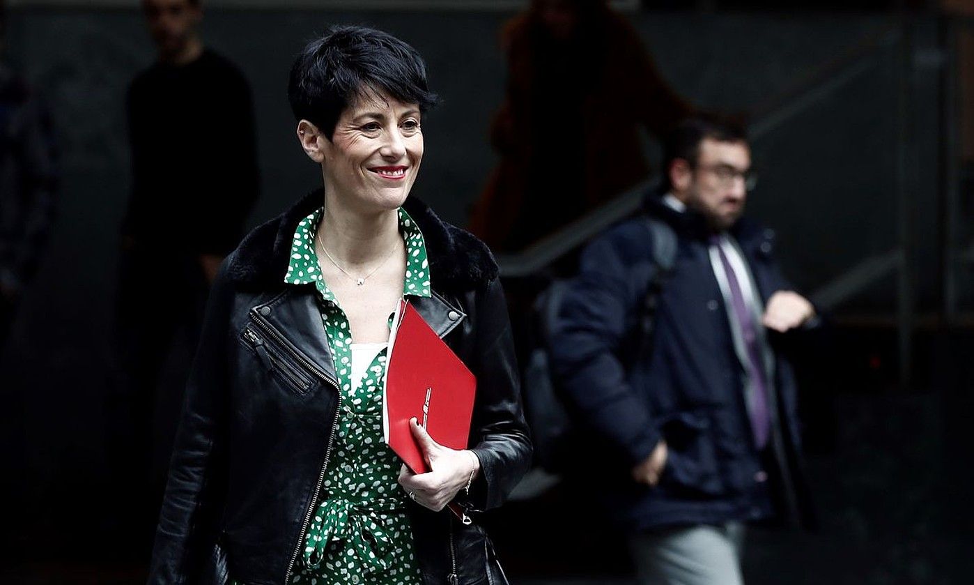 Elma Saiz Ogasun kontseilaria, atzo, Nafarroako Parlamentuan. JESUS DIGES / EFE. Elma Saiz Ogasun kontseilaria, atzo, Nafarroako Parlamentuan. JESUS DIGES / EFE.