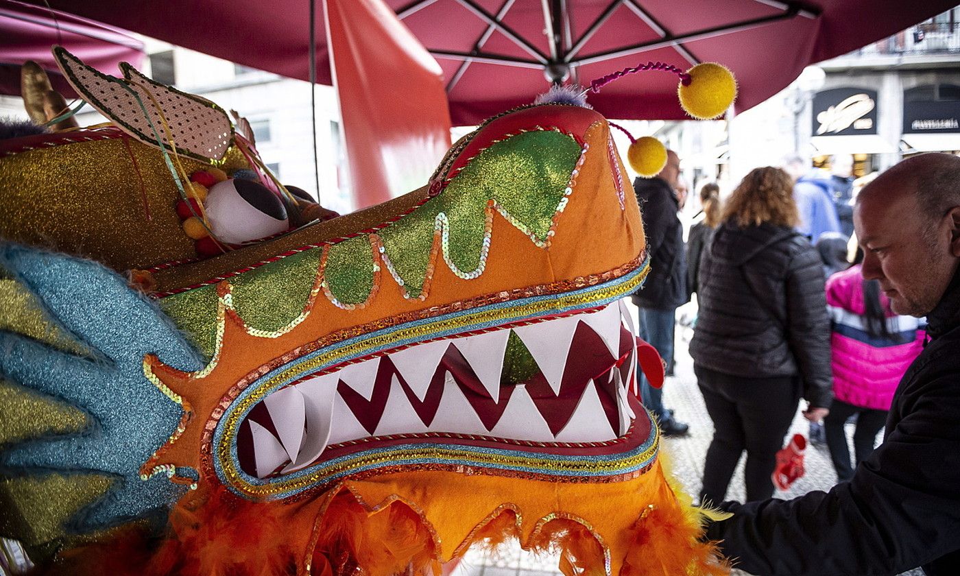 Dragoiaren burua txinatarren Urteberriaren ospakizunetan, Bilbon. ARITZ LOIOLA / FOKU. Dragoiaren burua txinatarren Urteberriaren ospakizunetan, Bilbon. ARITZ LOIOLA / FOKU.
