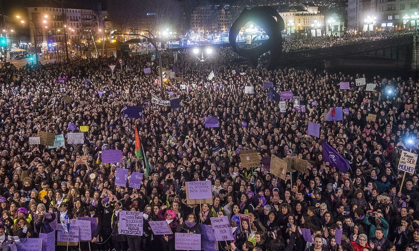 Joan den urteko greba feministako manifestazio erraldoia, Bilbon, Martxoaren 8an. LUIS JAUREGIALTZO.