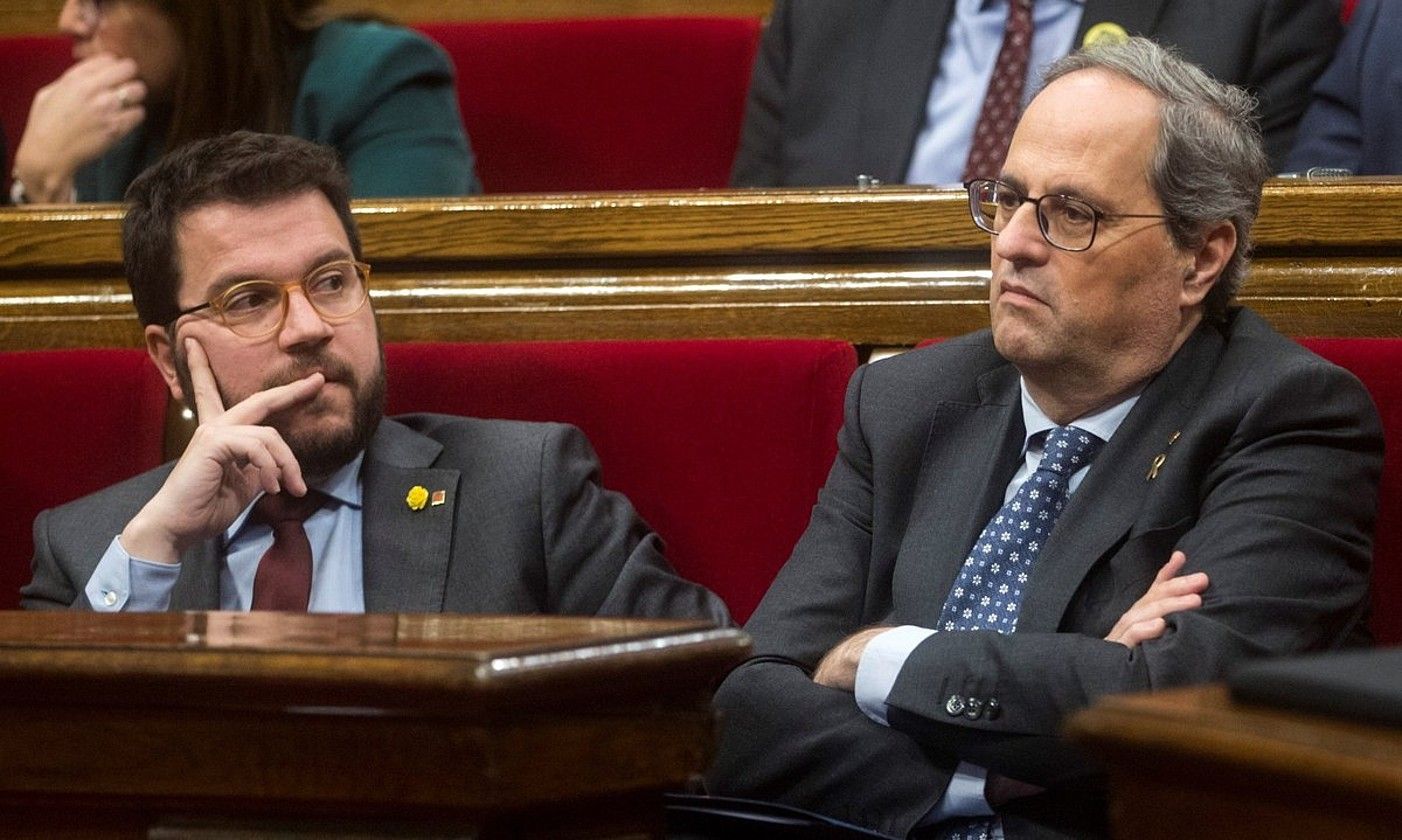 Pere Aragones Kataluniako presidenteordea eta Quim Torrako presidentea parlamentuan, atzoko osoko bilkuran. QUIQUE GARCIA / EFE.