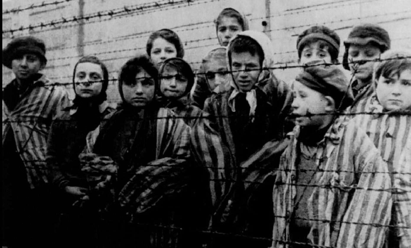 Haur judu batzuk Auschwitzeko kontzentrazio esparruan, eremuko arroparekin jantzita. BERRIA.