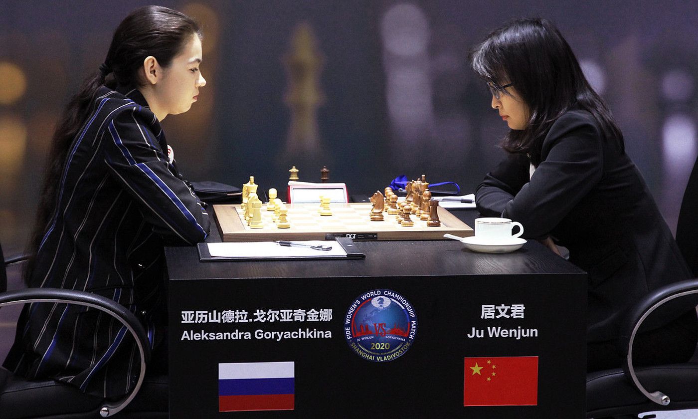Aleksandra Goriatxkina eta Ju Wenjun, aurrez aurre, Munduko Txapelketako finalean, joan den astean. FIDE.