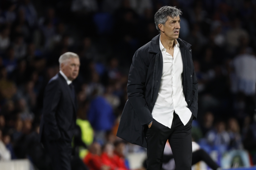 Imanol Alguacil, Carlo Ancelotti Real Madrileko entrenatzailea atzean duela. JUAN HERRERO / EFE Imanol Alguacil, Carlo Ancelotti Real Madrileko entrenatzailea atzean duela. JUAN HERRERO / EFE