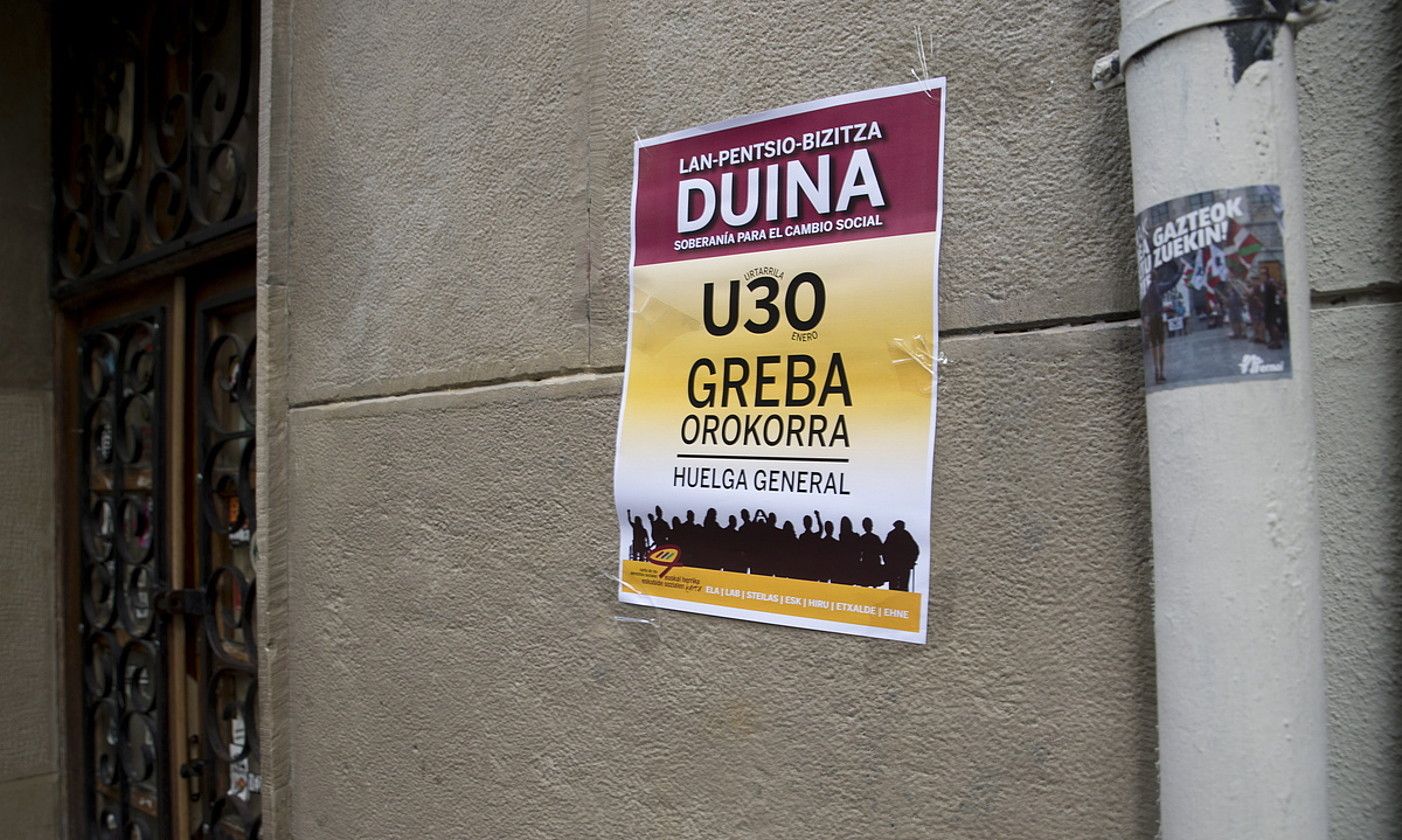 Biharko greba orokorrari buruzko afixa, Iruñeko kaleetan. IÑIGO URIZ / FOKU.