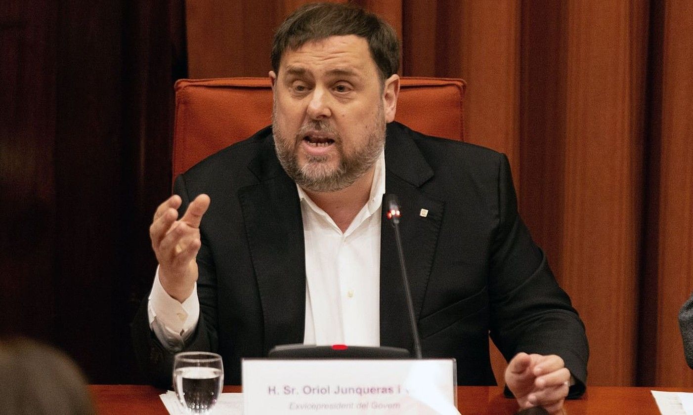 Oriol Junqueras Kataluniako presidenteorde ohi espetxeratua, atzo, Kataluniako Parlamentuan, 155. artikuluaren eragina aztertzeko batzordean. E. FONTCUBERTA / EFE.