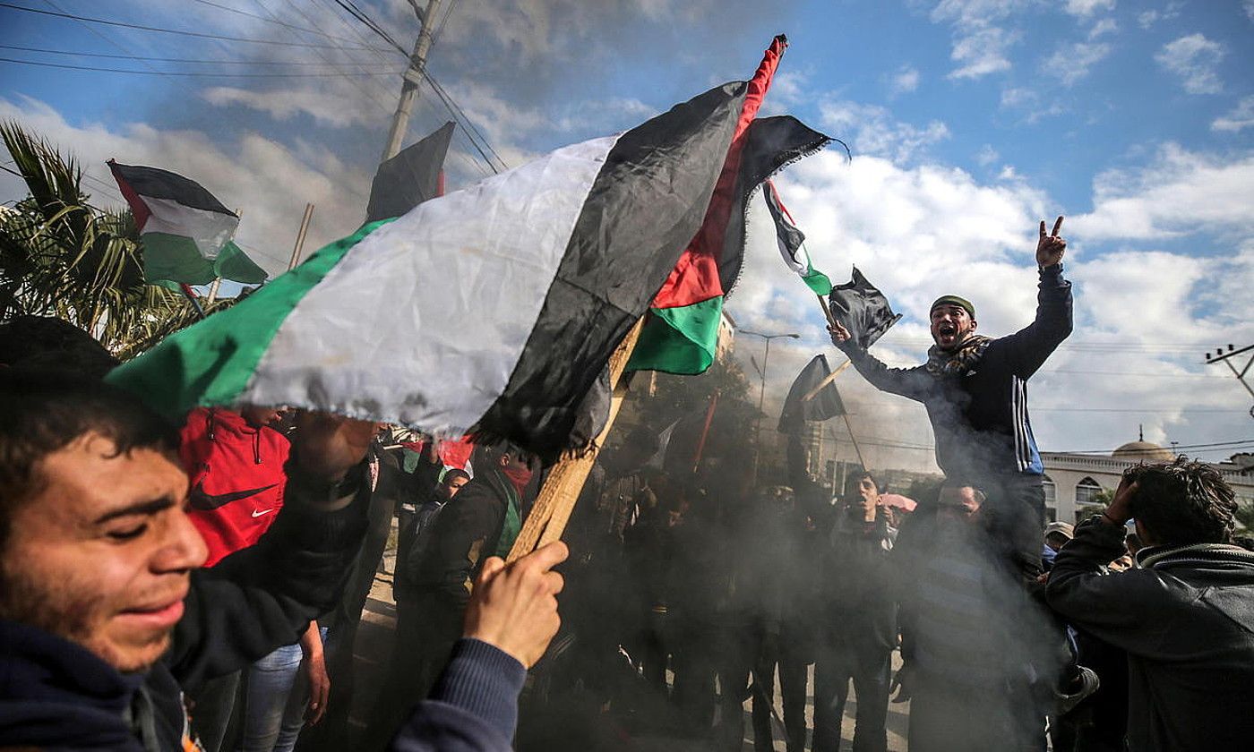 Protestariek Gazako kaleak bete zituzten atzo, AEBetako presidenteak egindako proposamenaren aurka agertzeko. MOHAMMED SABER / EFE.