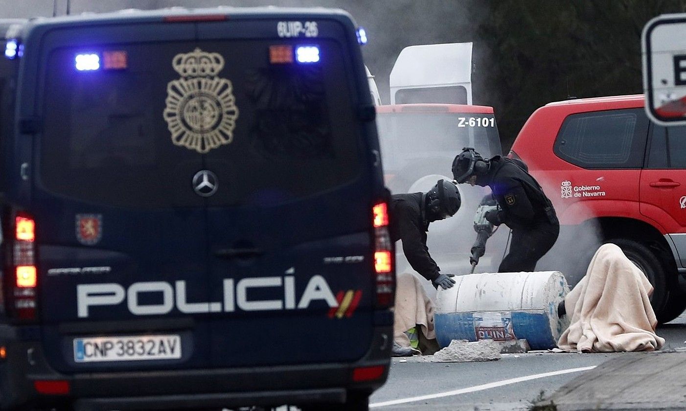 Espainiako poliziak eta foruzainak barrikada bat kentzen Burlatan. JESUS DIGES / EFE.