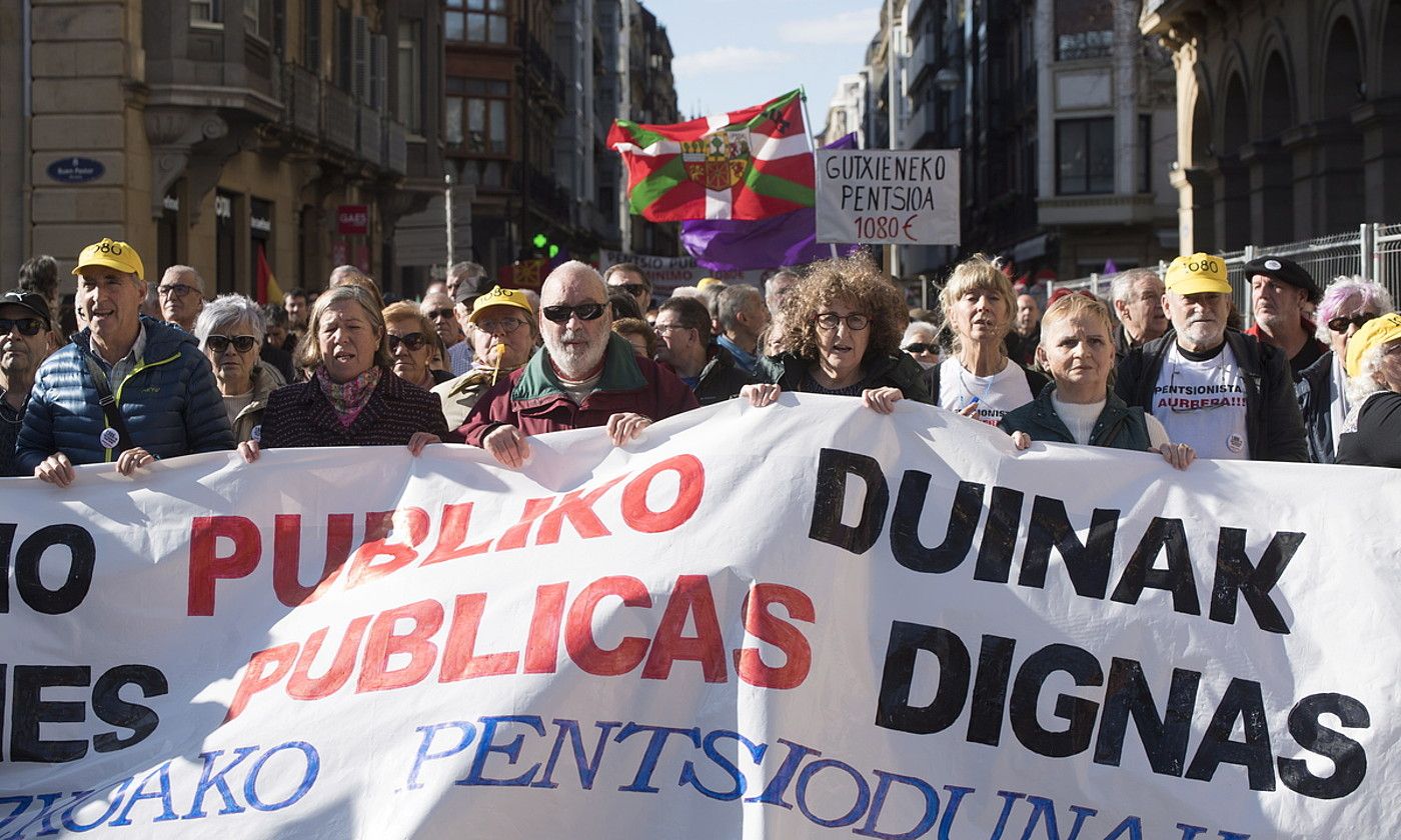 Gipuzkoako Pentsiodunen plataformako kideak, atzo, Donostian. Eguerdiko mobilizazio nagusirako zutabe propioa egin zuten. JUAN CARLOS RUIZ / FOKU.