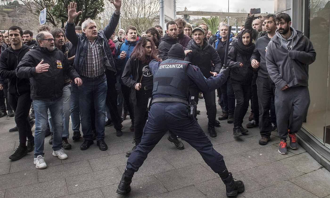 Bilbo. Eguerdian eginiko manifestazioarekin batera, zabalik zeuden dendetan izan ziren piketeak, informazioa banatzen eta kartelak jartzen. MARISOL RAMIREZ / @FOKU. Bilbo. Eguerdian eginiko manifestazioarekin batera, zabalik zeuden dendetan izan ziren piketeak, informazioa banatzen eta kartelak jartzen. MARISOL RAMIREZ / @FOKU.