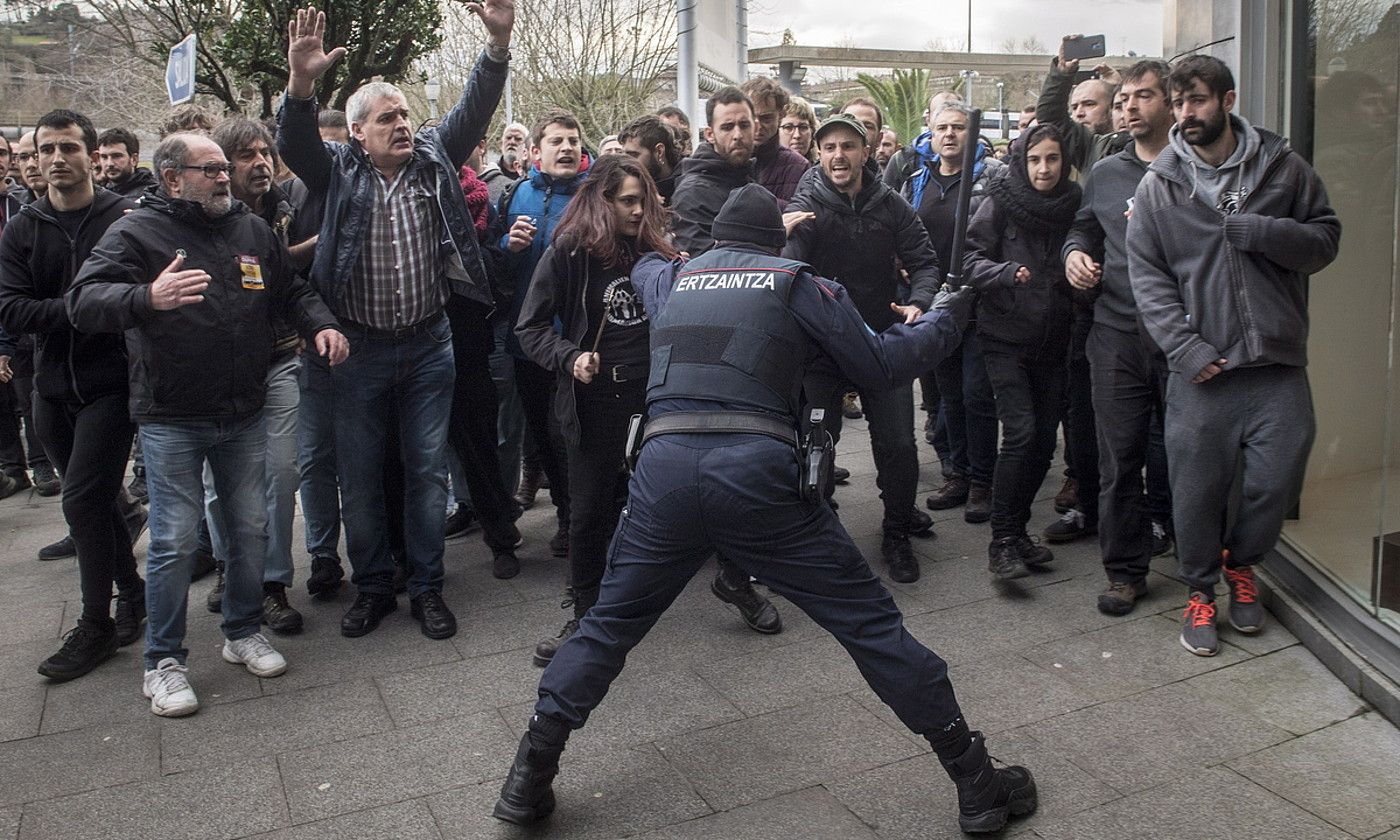 Bilbo. Eguerdian eginiko manifestazioarekin batera, zabalik zeuden dendetan izan ziren piketeak, informazioa banatzen eta kartelak jartzen. MARISOL RAMIREZ / @FOKU.