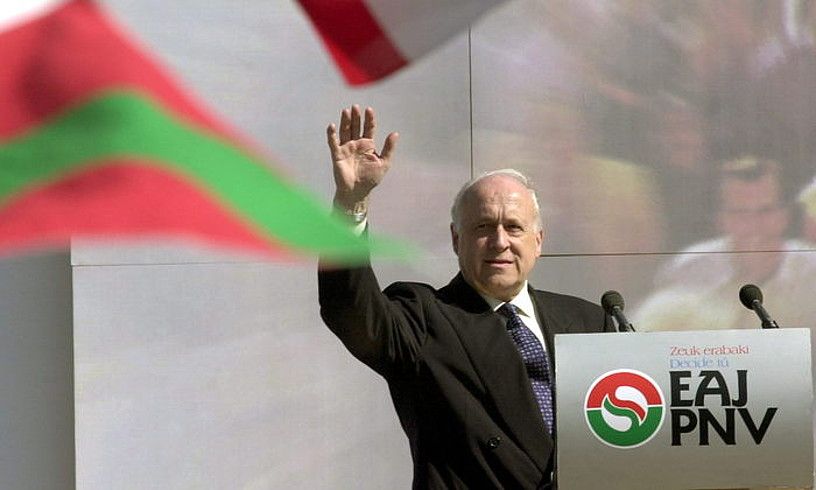 Xabier Arzalluz, 2000. urtean, Barakaldon (Bizkaia) emandako hitzaldi batean. LUIS TEJIDO / EFE