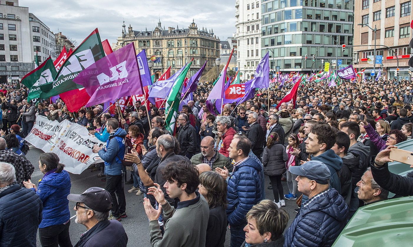 Grebaren aldeko mobilizazioa Bilbon, atzo goizean. MARISOL RAMIREZ / FOKU.