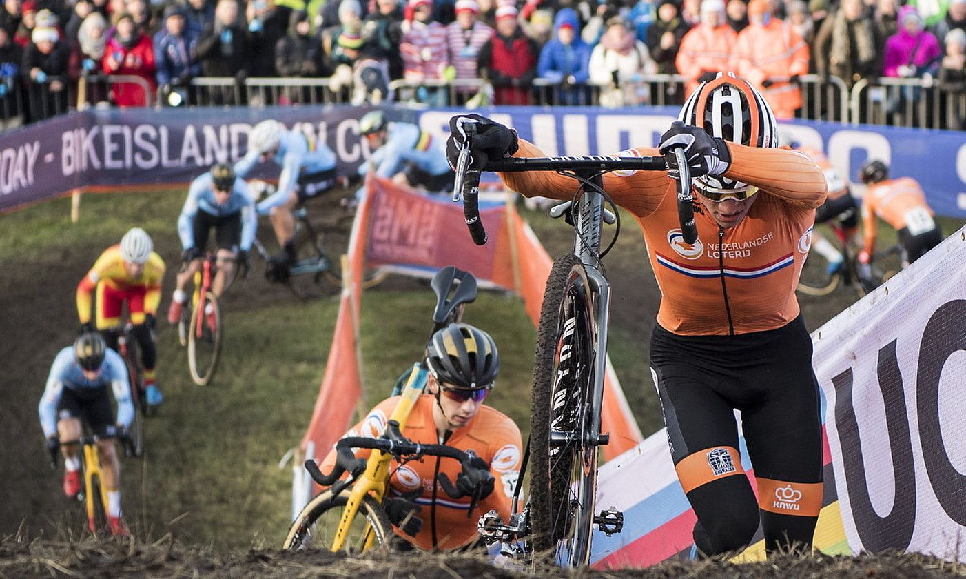 Mathieu Van der Poel lehiakide guztiei aurrea hartuta, iazko Munduko Txapelketan, Danimarkan. CLAUS FISKER / EFE.