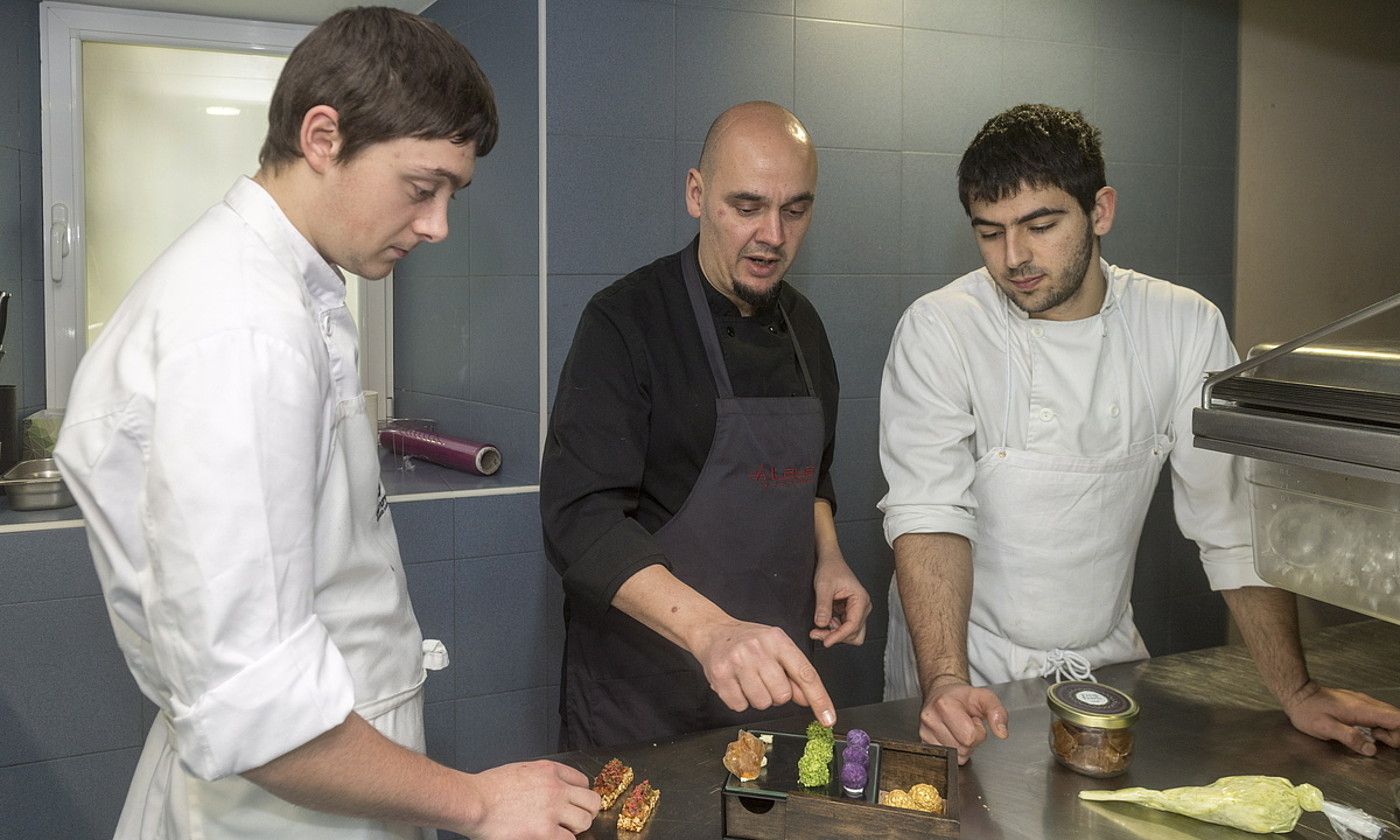 Jose Ignacio Ramirez, Santi Ramirezen anaia, Laua Jantokiko sukaldariekin. JUANAN RUIZ / FOKU.