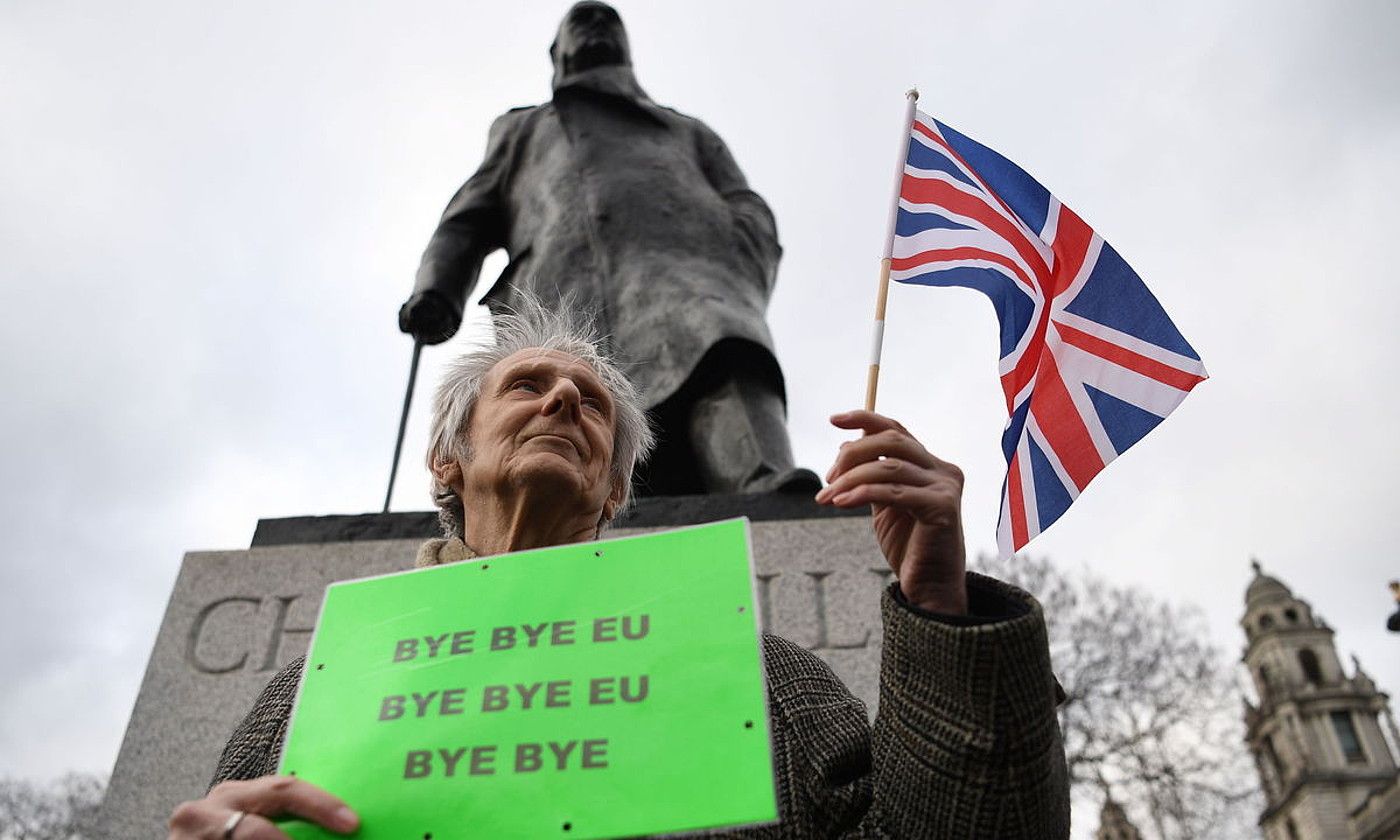 Brexit-aren jarraitzaile bat Londresko parlamentuaren parean, atzo, Europako Batasunari «agur» esaten. ANDY RAIN / EFE. Brexit-aren jarraitzaile bat Londresko parlamentuaren parean, atzo, Europako Batasunari «agur» esaten. ANDY RAIN / EFE.