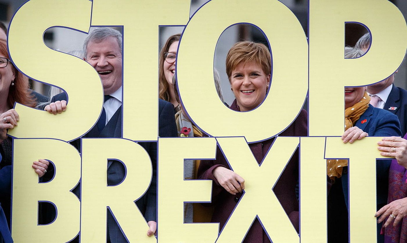 Sturgeon, o hizkiaren barruan, abenduko bozen kanpaina abiatu zutenean. EFE. Sturgeon, o hizkiaren barruan, abenduko bozen kanpaina abiatu zutenean. EFE.