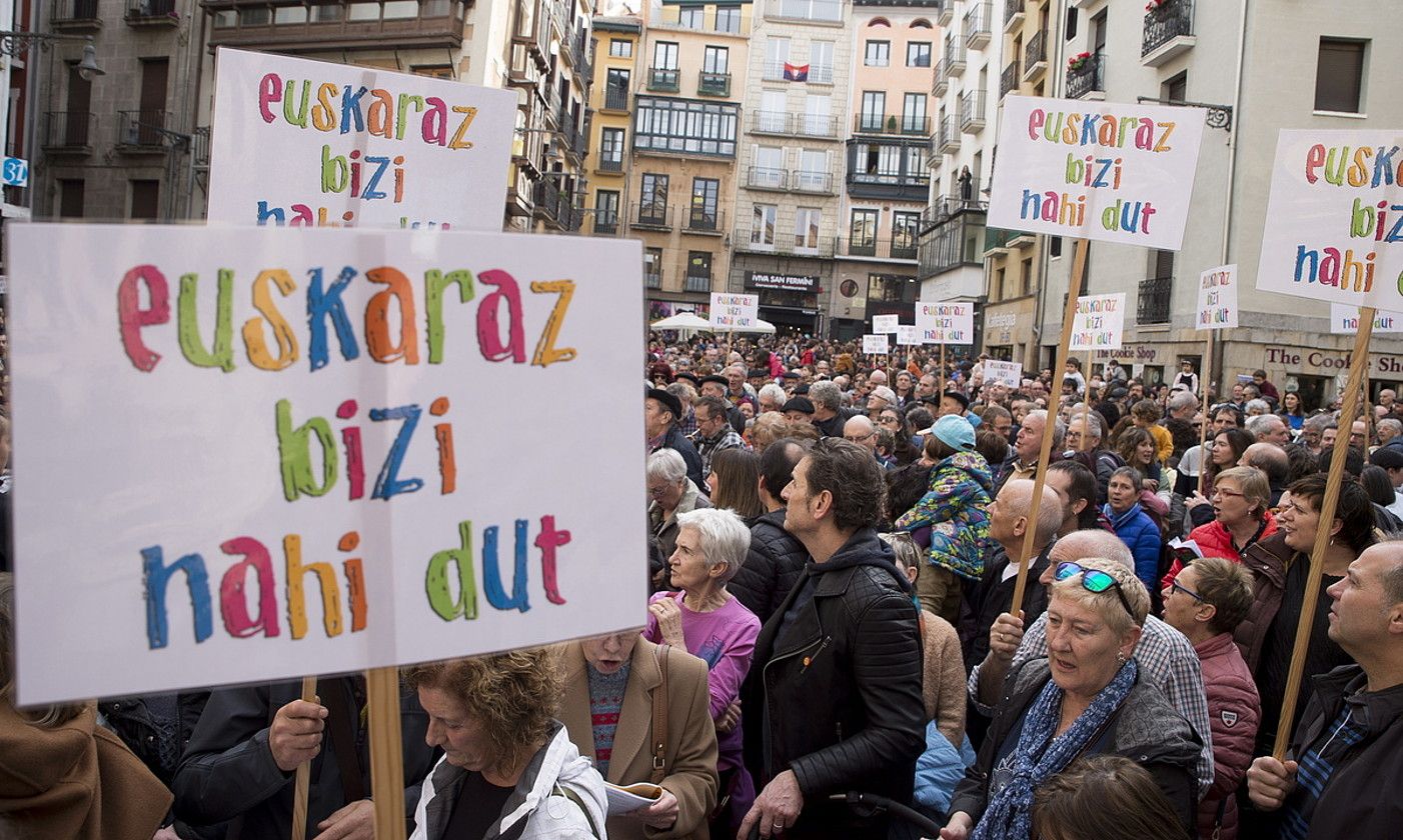 Ehunka lagunek lepo bete dute Iruñeko Udaletxe plaza, euskarazko haur eskolak babesteko elkarretaratzean. IÑIGO URIZ / FOKU.