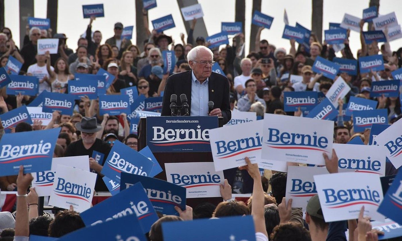 Bernie Sanders senatari demokrata iragan abenduan, Kaliforniako Venicen, kanpainako ekitaldi batean. IVAN MEJIA / EFE.