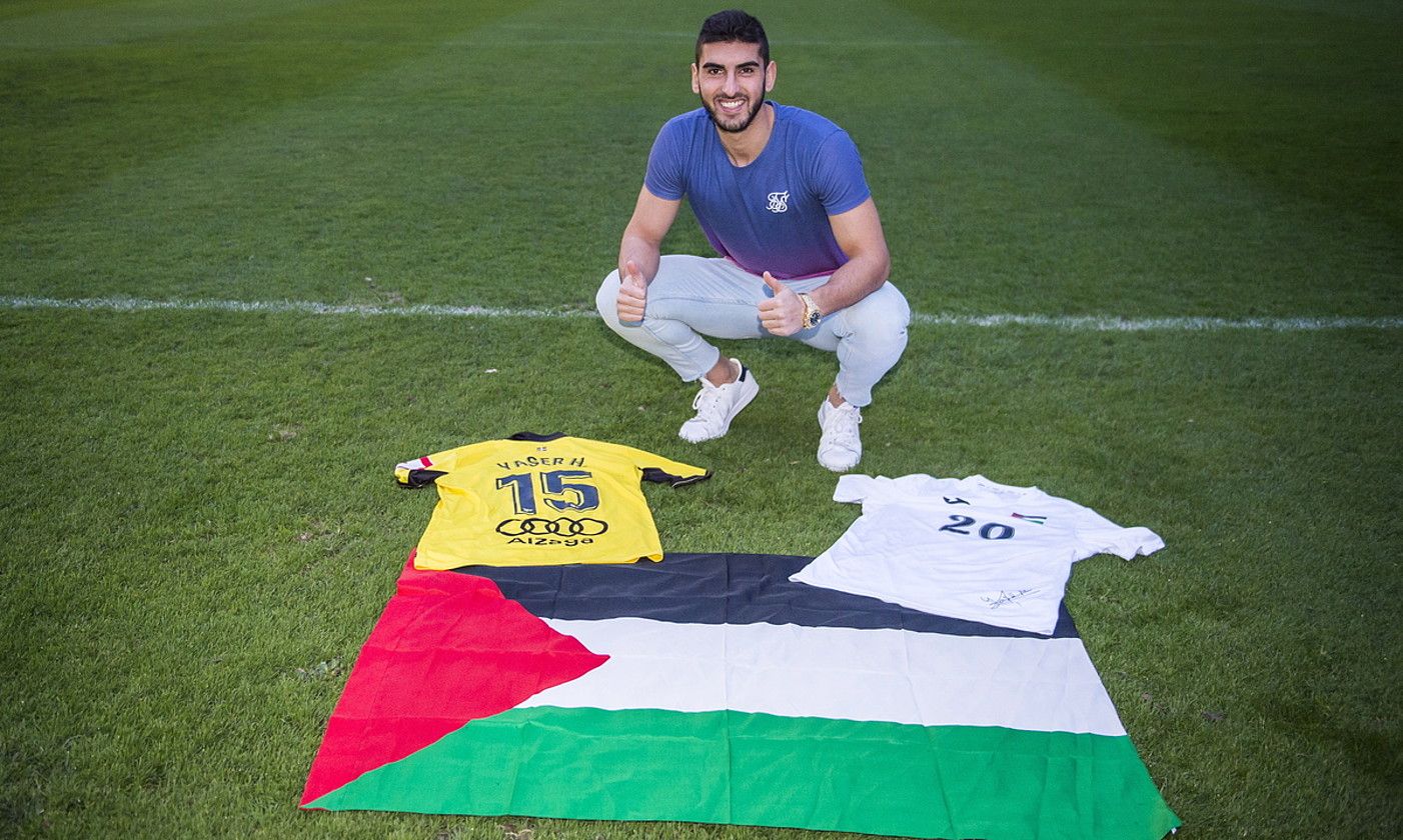 Yaser Hamed Mayor, Palestinako banderarekin eta Portugaleteko eta Palestinako selekzioko elastikoekin, La Florida estadioan. MARISOL RAMIREZ / FOKU.