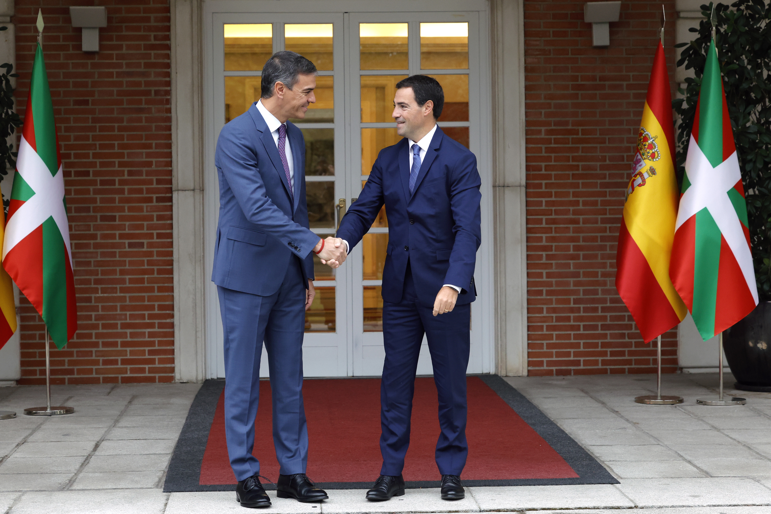Pedro Sanchez eta Imanol Pradales, Moncloan, joan den irailaren 20an. ZIPI / EFE
