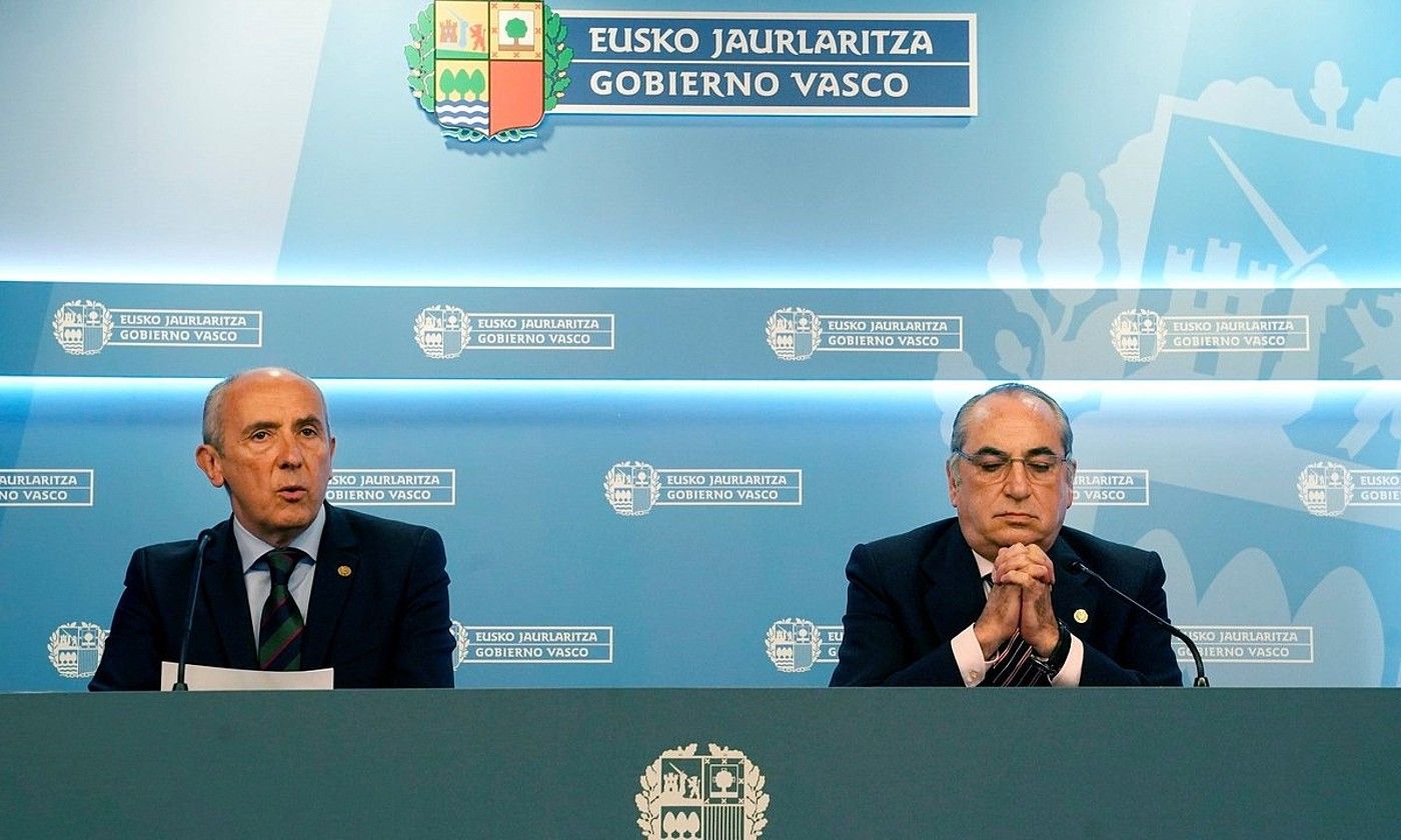 Josu Erkoreka Jaurlaritzako bozeramailea, eta Iñaki Arriola Ingurumen, Lurralde Politika eta Etxebizitza sailburua, atzo, Gasteizen. ADRIAN RUIZ-HIERRO / EFE. Josu Erkoreka Jaurlaritzako bozeramailea, eta Iñaki Arriola Ingurumen, Lurralde Politika eta Etxebizitza sailburua, atzo, Gasteizen. ADRIAN RUIZ-HIERRO / EFE.