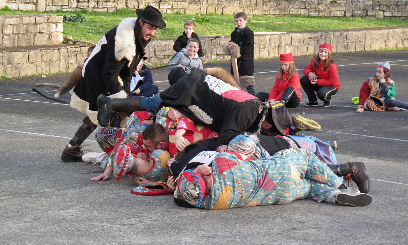 Joan den igandean egin zuten maskaraden azken mustra, Altzürükün bertan. ALLANDE SOKARROS.