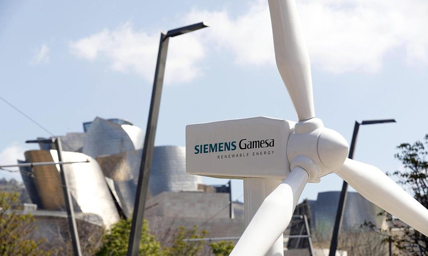 Siemens Gamesaren haize erroten eredu bat, Bilbon, artxiboko irudian. LUIS TEJIDO / EFE. Siemens Gamesaren haize erroten eredu bat, Bilbon, artxiboko irudian. LUIS TEJIDO / EFE.