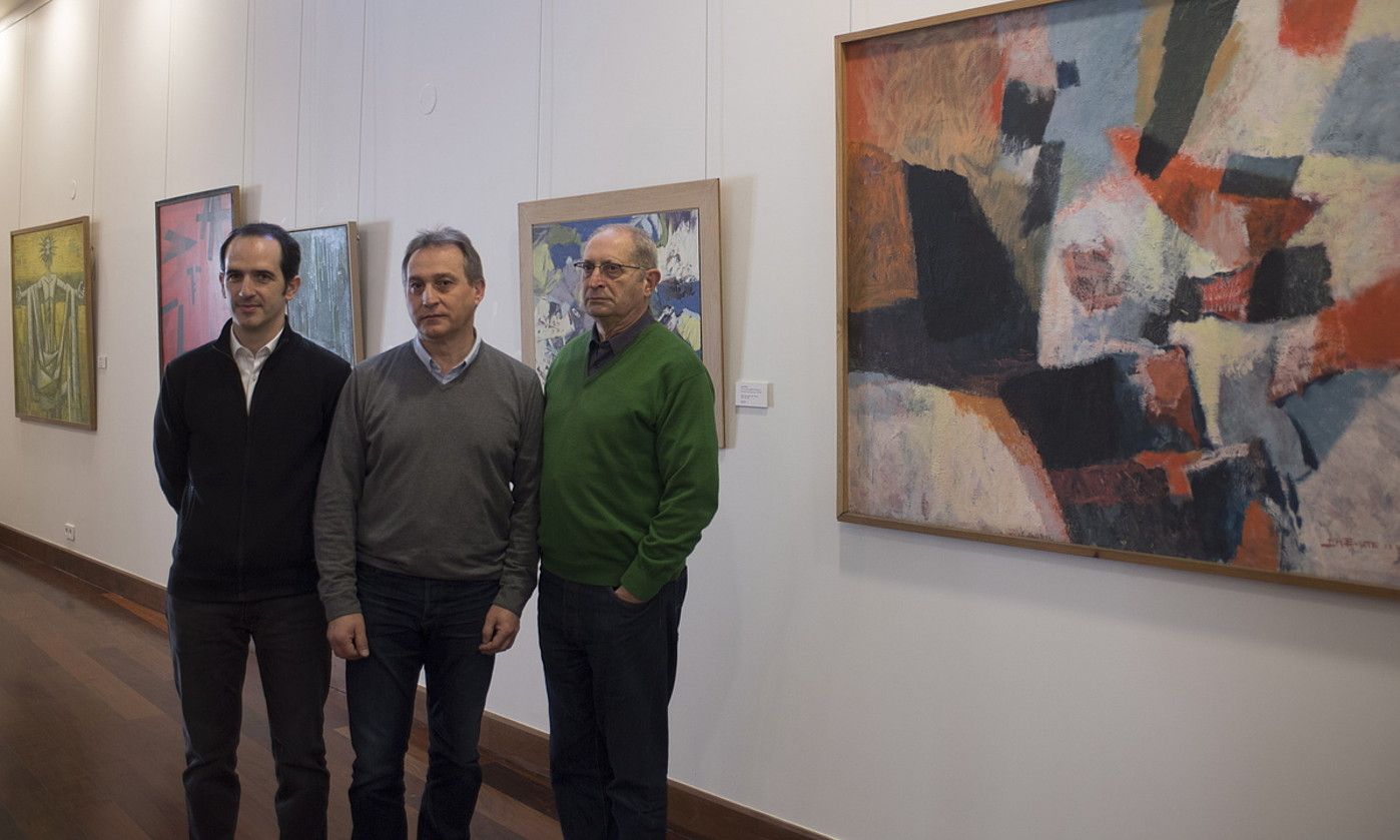 Juan Biain, Juan Aiesta eta Edorta Kortadi, atzo, erakusketaren aurkezpenean, Donostian. JUAN CARLOS RUIZ / FOKU.