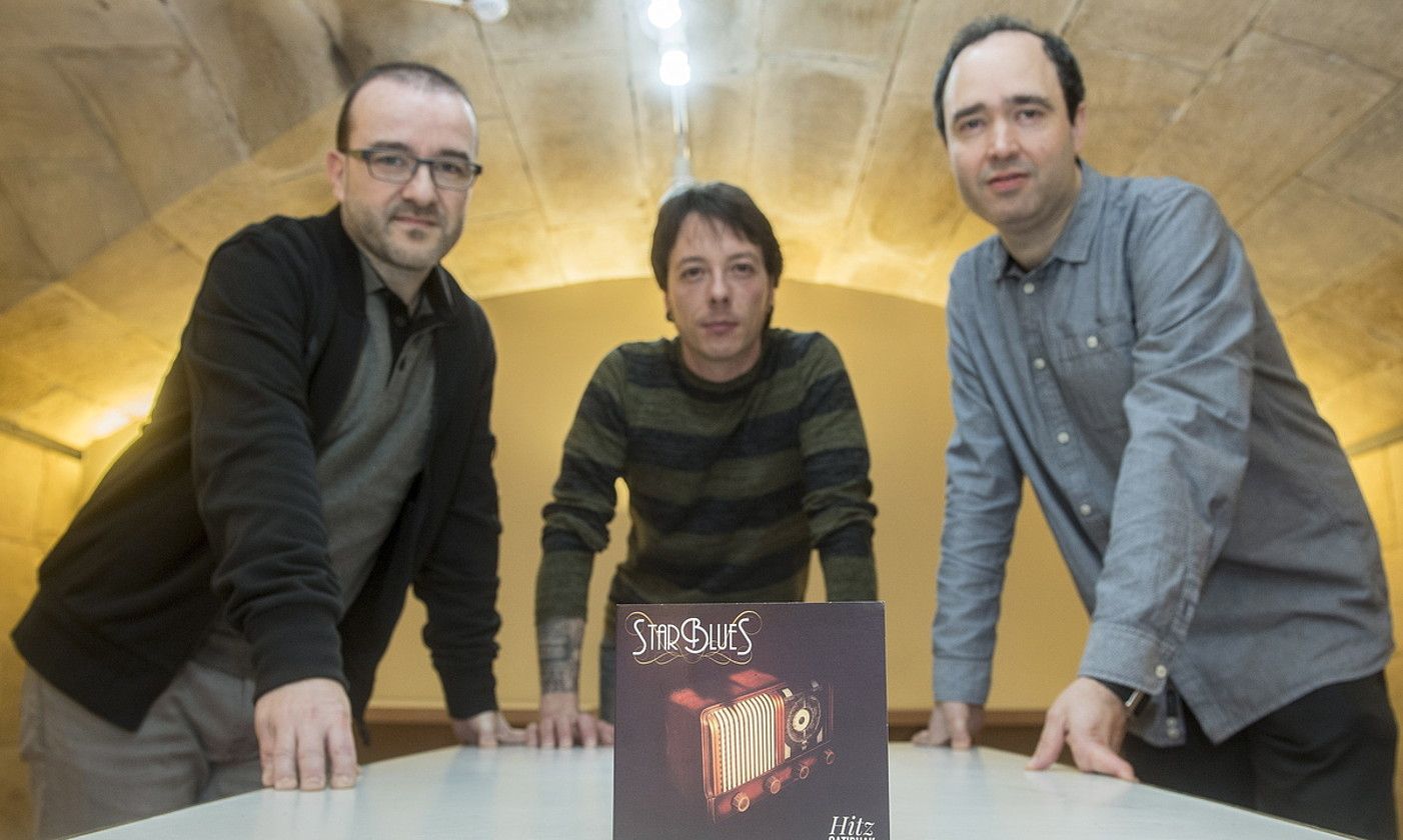 Mikel Atxega, Jon Barreros eta Yon Labaien, asteartean, Donostian eginiko aurkezpenean. GORKA RUBIO / FOKU. Mikel Atxega, Jon Barreros eta Yon Labaien, asteartean, Donostian eginiko aurkezpenean. GORKA RUBIO / FOKU.