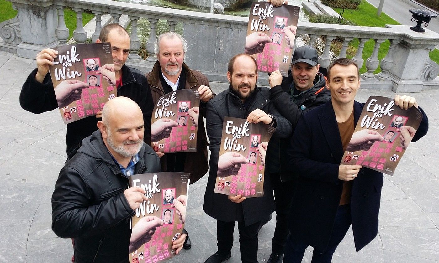 Jon Aizpurua (Donostia Kultura), Aitor Atxega, Imanol Kamio, Unai Muñoa, Asier Sota eta Ander Lizarralde, Donostian, emanaldiko kartelekin. DONOSTIA KULTURA.