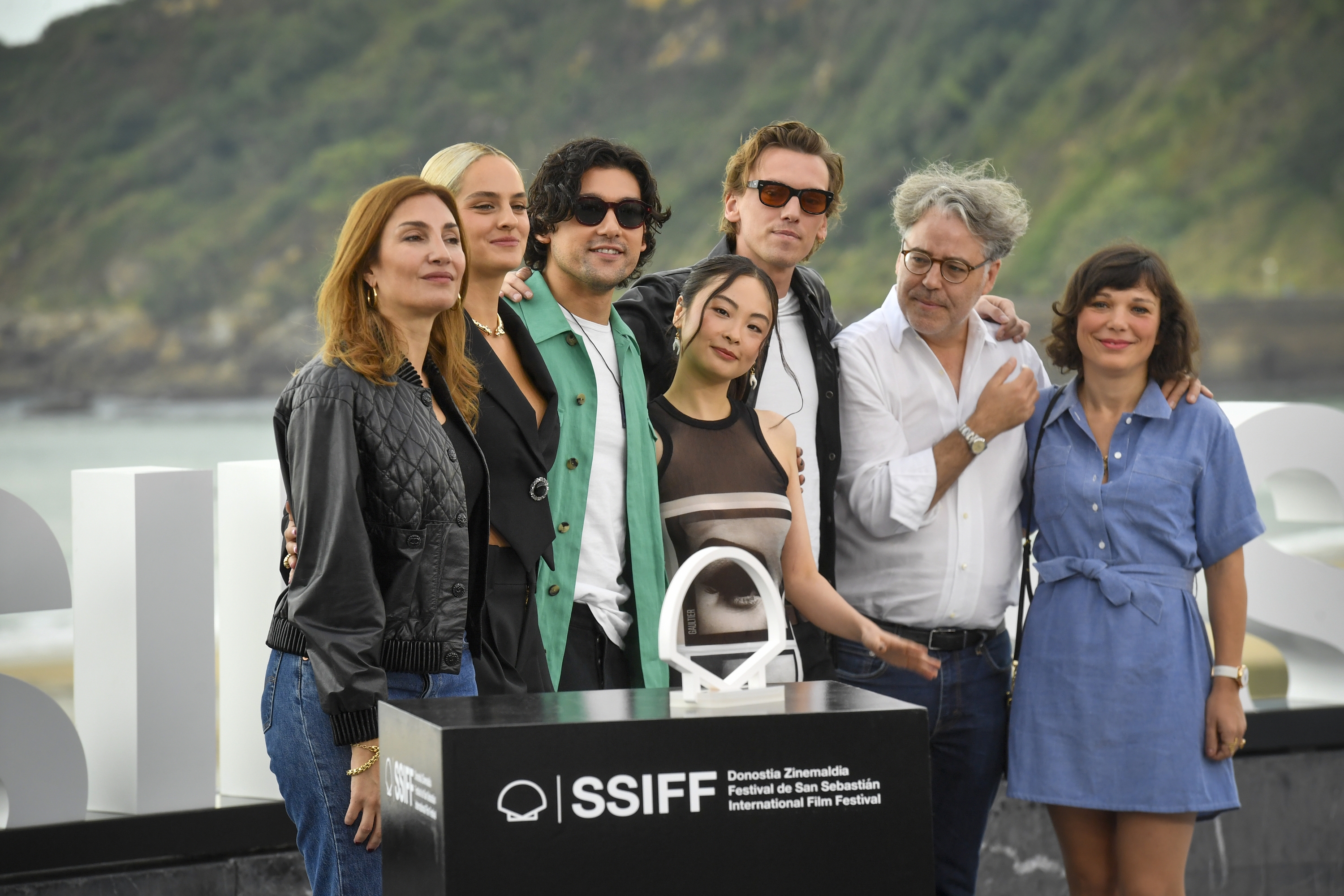 Audrey Diwan zinemagilea —lehena ezkerretik—, 'Emmanuelle' filmeko lantaldearekin, Donostian. GORKA RUBIO / FOKU