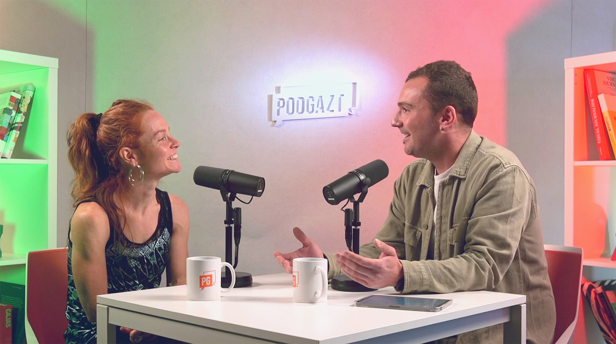 Oihana Azkorbebeitia, PodGazt saioko lehen gonbidatua, eta Jon Gomez Garai, aurkezlea. SUA ESTUDIO