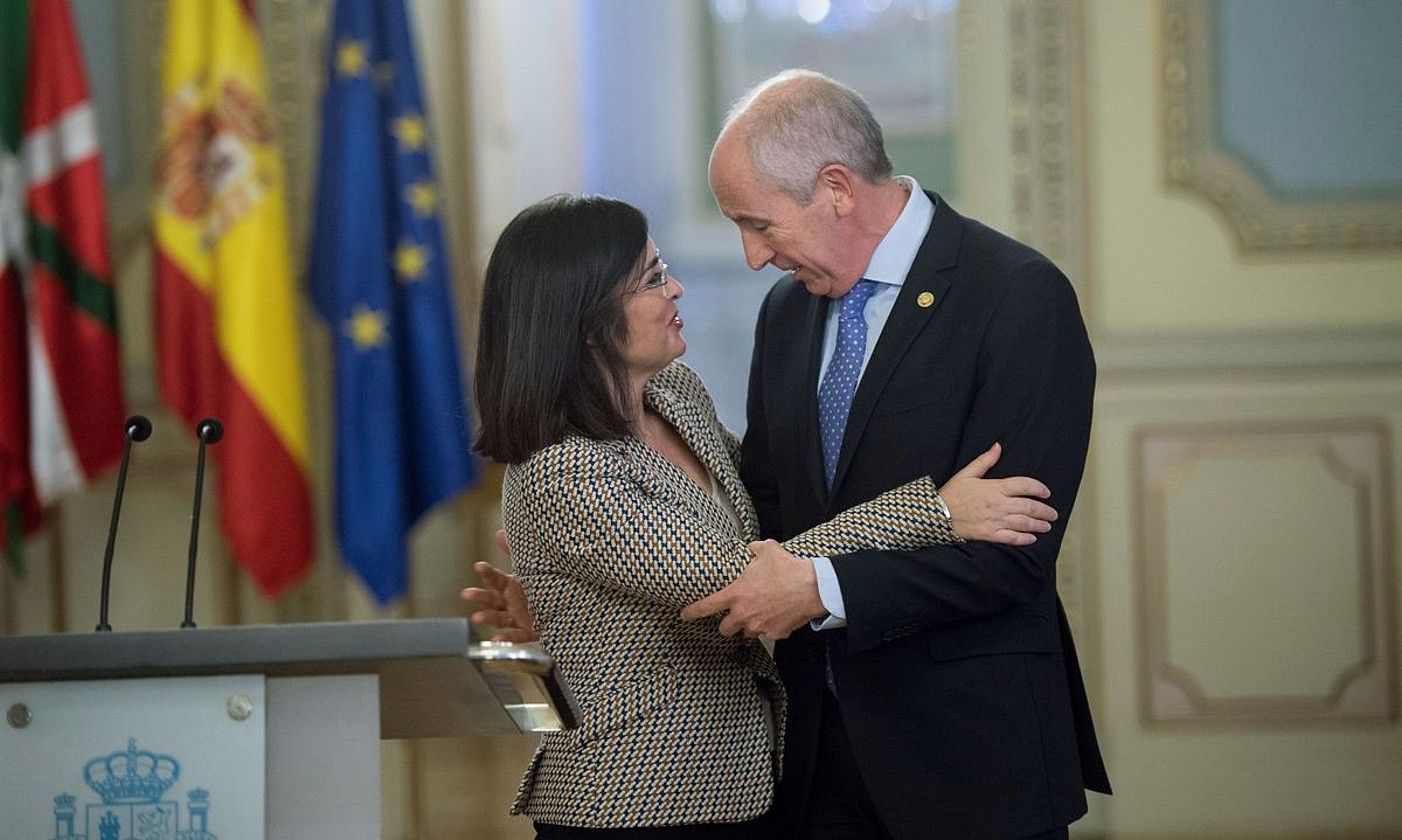 Carolina Darias ministroa eta Josu Erkoreka sailburua, atzo, batzarraren ostean eginiko agerraldian. LUCA PIERGIOVANNI / EFE.