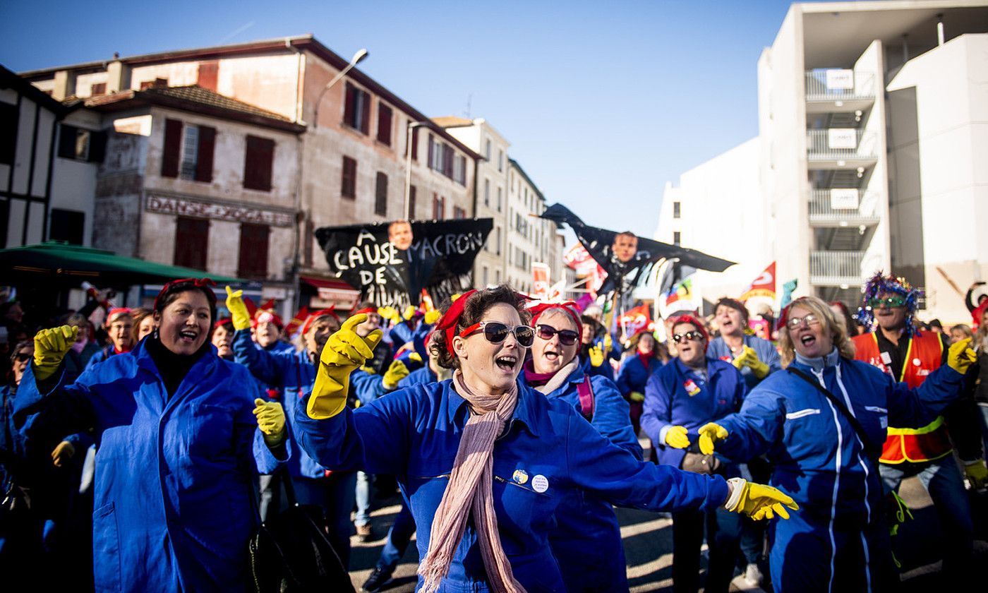 Emakume grebalariek flashmob-a egin zuten atzoko manifestazioan. GUILLAUME FAUVEAU. Emakume grebalariek flashmob-a egin zuten atzoko manifestazioan. GUILLAUME FAUVEAU.