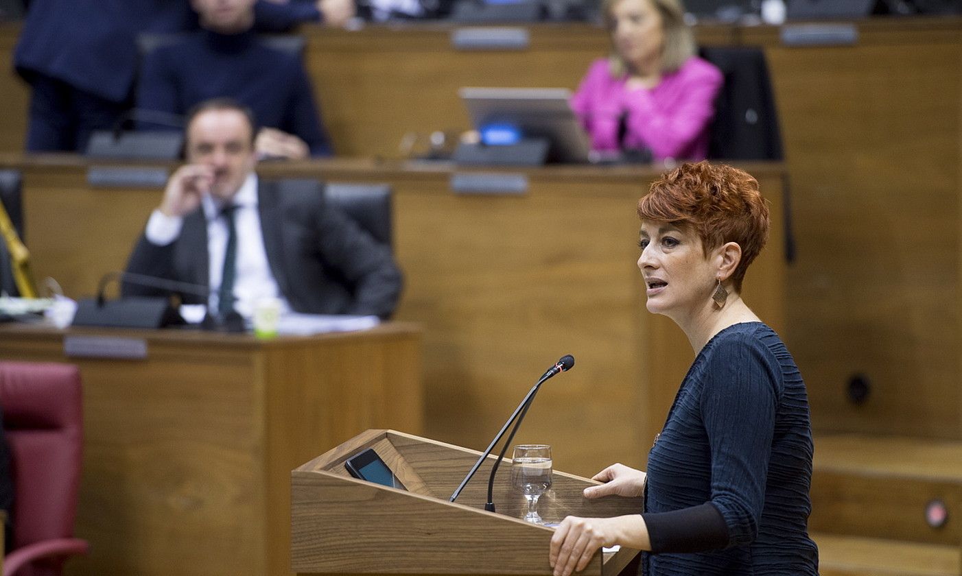 EH Bilduko Bakartxo Ruiz, hizketan; hari begira, entzuten, Navarra Sumako Javier Esparza. IÑIGO URIZ/ FOKU.