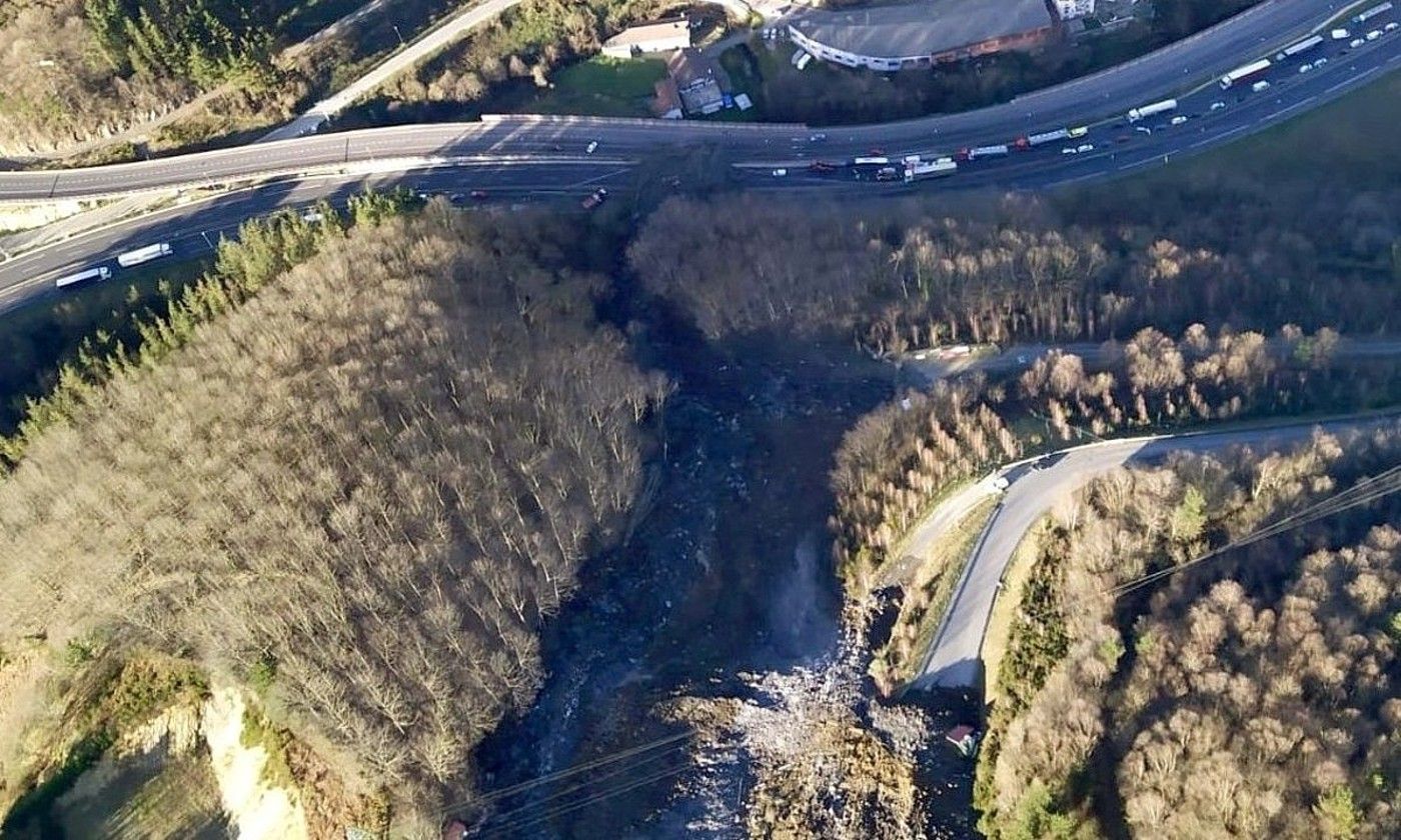 Luizia helikopterotik ikusita, eta AP-8 autobidea itxita. BERRIA-JAIZKI FONTANEDA / FOKU.