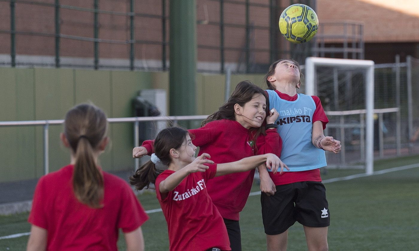 Irudian, Zumaiako futbol taldeko kimuetako neskak, buruzko erremateak entrenatzen. JUAN CARLOS RUIZ / FOKU.