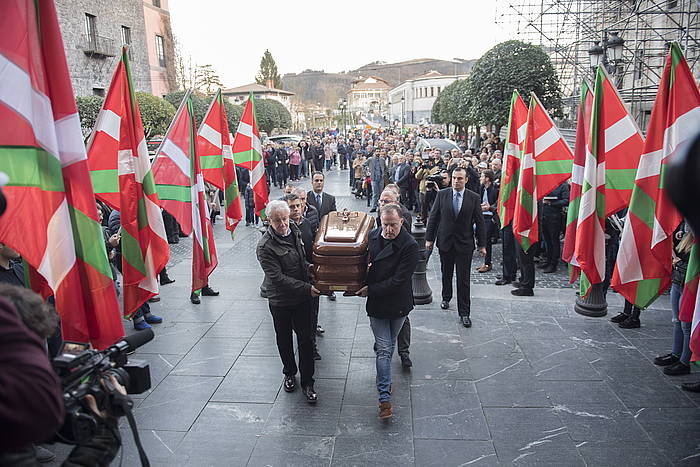 Arzalluzen hilkutxa Azkoitiko parrokian sartzen. JUAN CARLOS RUIZ (FOKU)