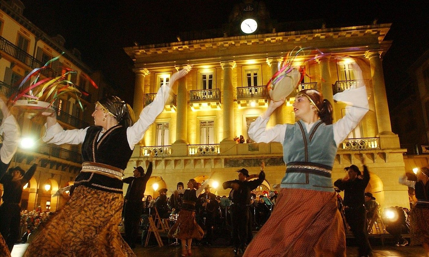 Ijito mozorroarekin dantzan, Donostian. JON URBE / FOKU.