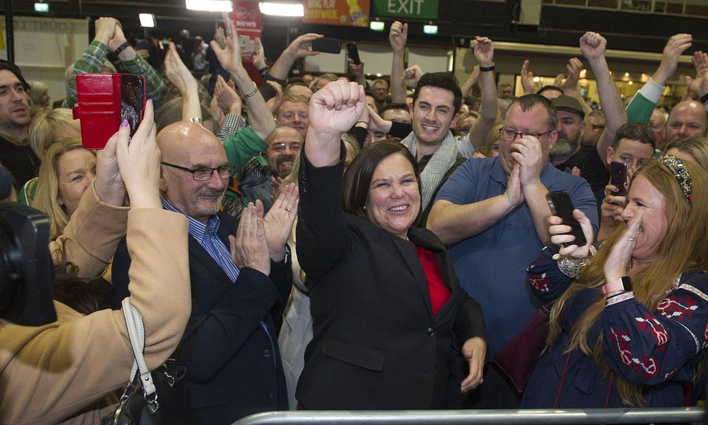 Mary Lou McDonald hauteskundeetako emaitzak ospatzen, herenegun. AIDAN CRAWLEY / EFE.