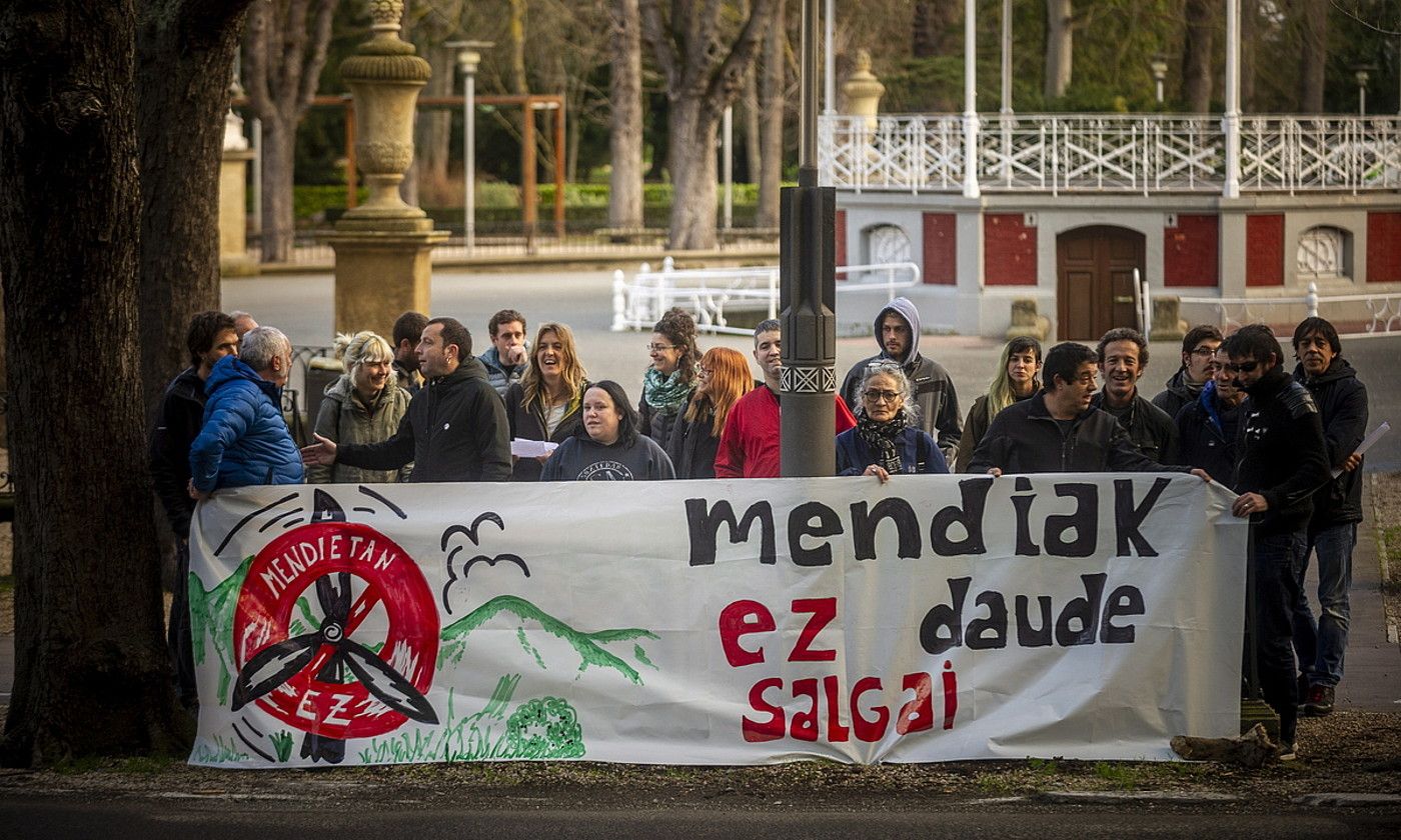 Iturrietako proiektuaren aurkako taldea eratu dute hainbat herritarrek. Protesta egin zuten atzo, Gasteizen. JAIZKI FONTANEDA / FOKU.