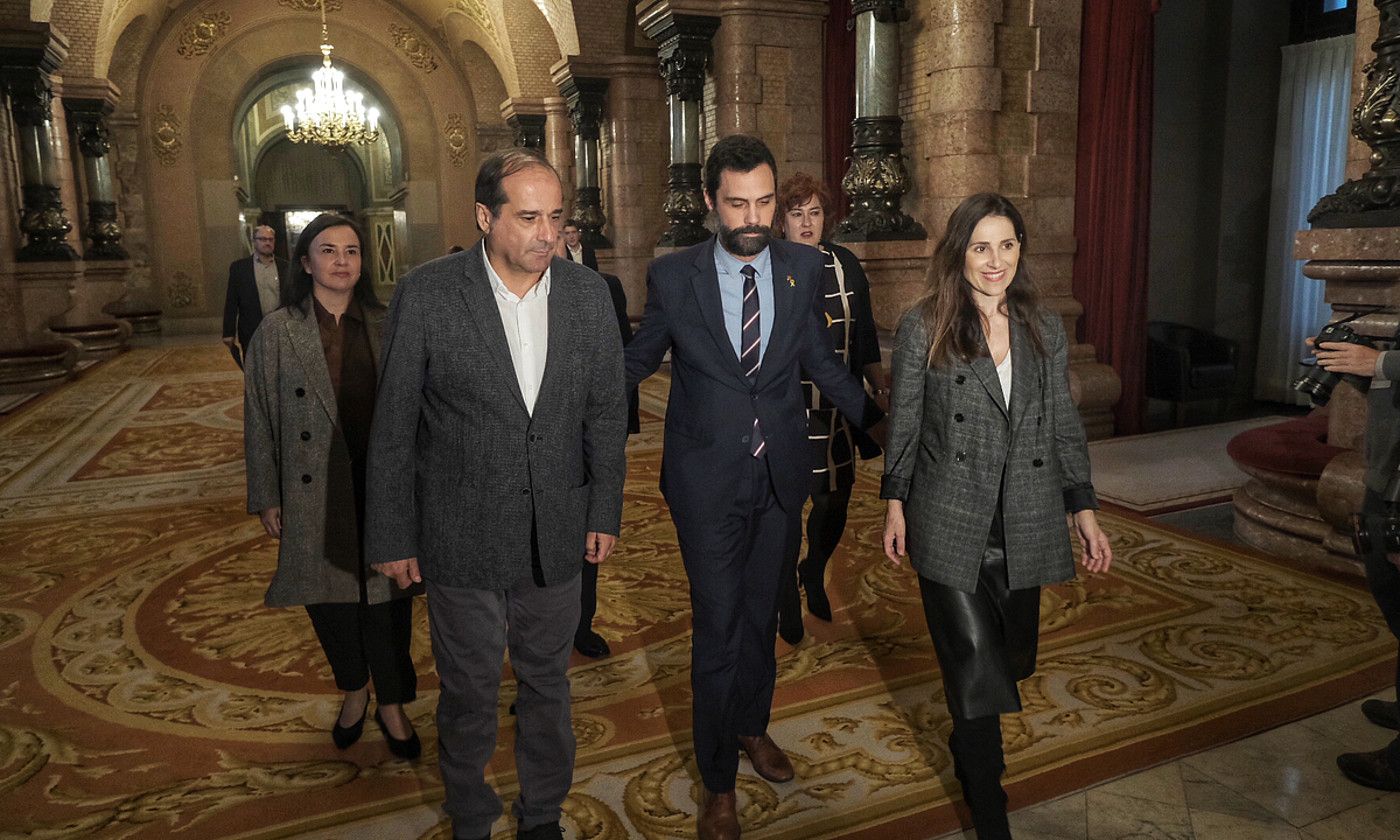 Ordezkari instituzionalak, biktimen senideak eta Foro Sozialeko ordezkariak, atzoko ekitaldian. ORIOL CLAVERA. Ordezkari instituzionalak, biktimen senideak eta Foro Sozialeko ordezkariak, atzoko ekitaldian. ORIOL CLAVERA.